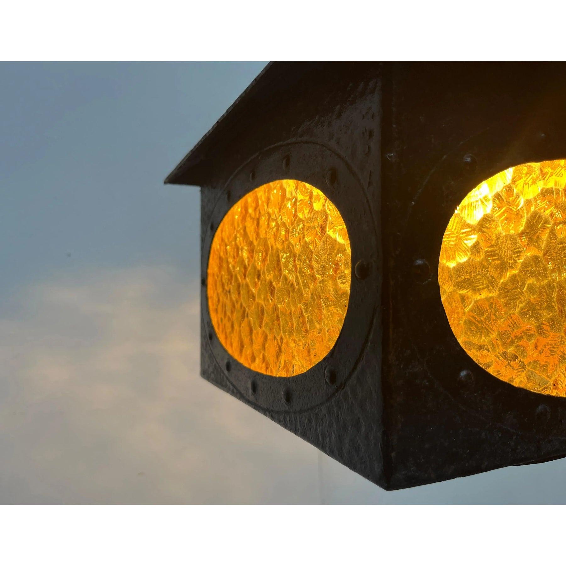 Lourde lanterne en fer forgé du début du 20e siècle.

un objet impressionnant et une source de lumière fonctionnelle en même temps. Le design s'inspire du mouvement britannique des arts et de l'artisanat. Le corps de la lampe a une forme simple et