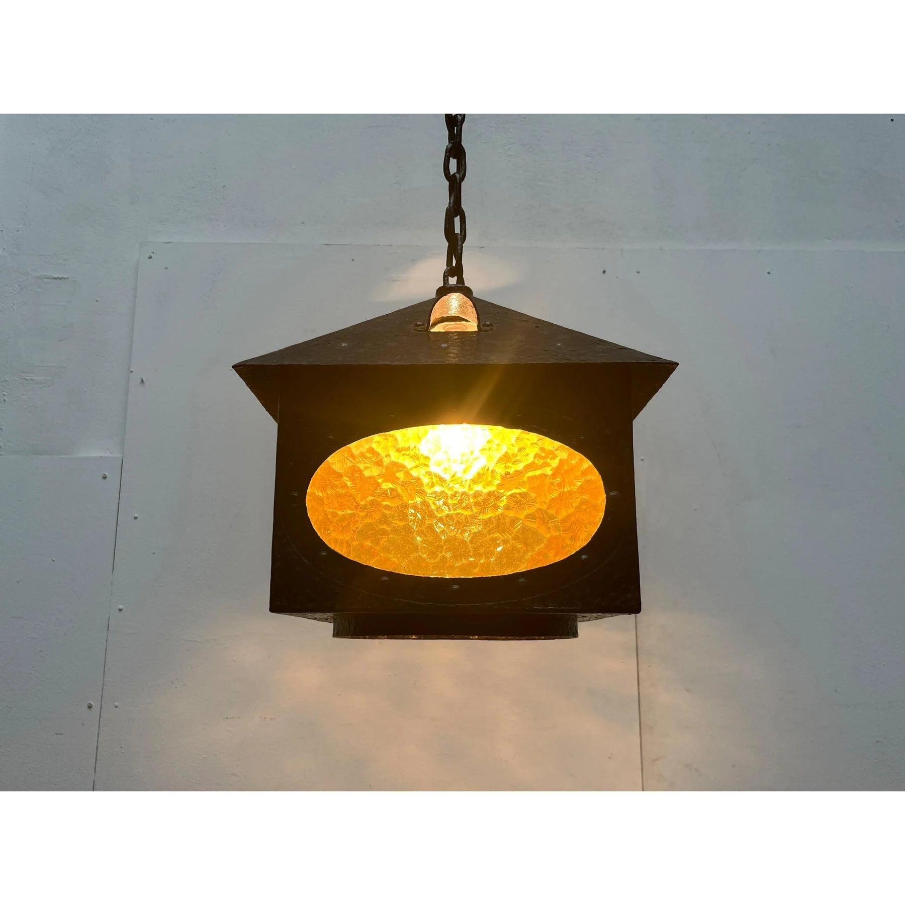 Lanterne en fer forgé du mouvement Arts & Crafts avec verre jaune en vente 2