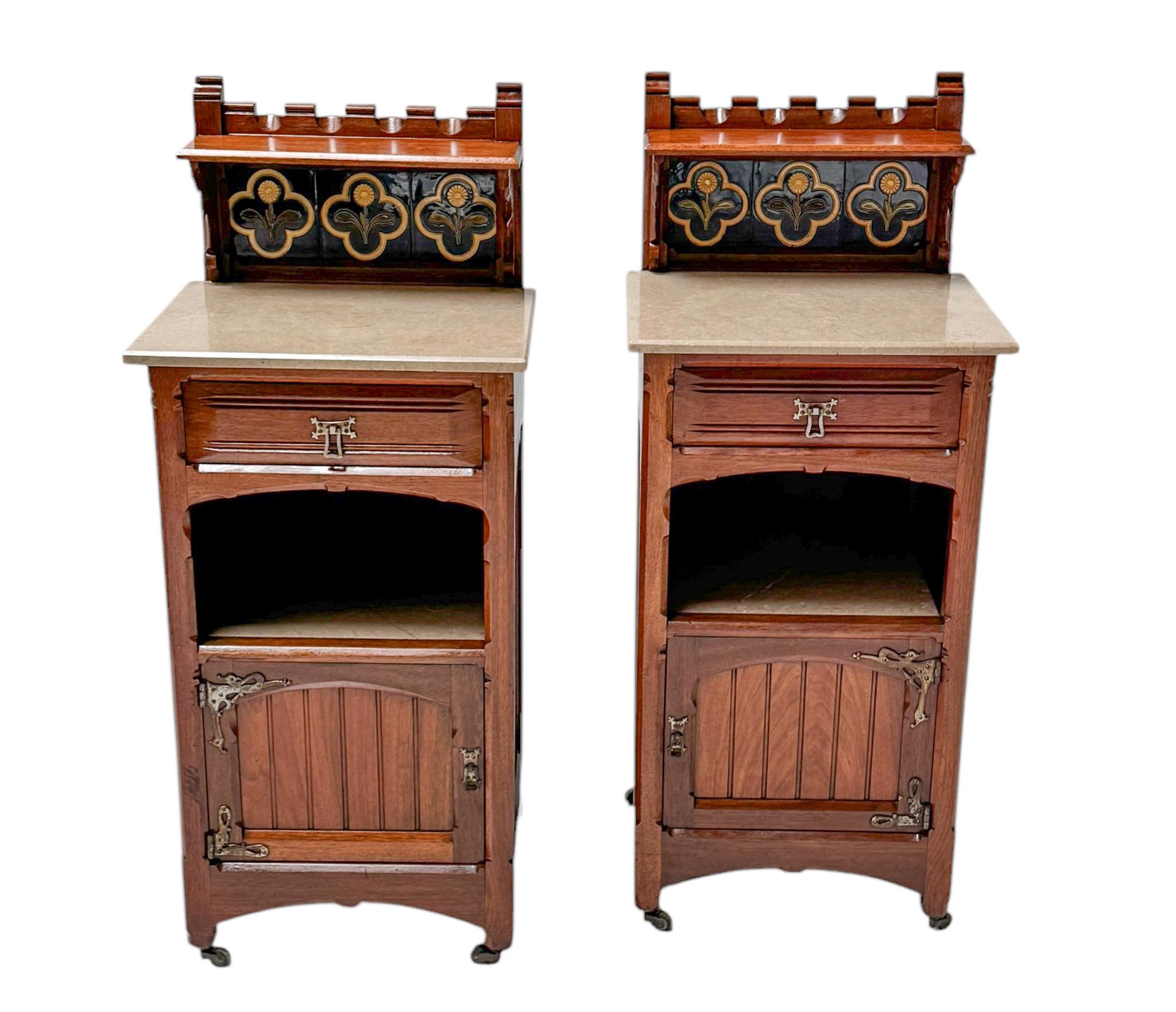 Magnífica y rara pareja de mesillas de noche Arts & Crafts  Diseño de Gustave Serrurier-Bovy.Llamativo diseño belga de la década de 1900.Sólidos marcos de nogal americano con encimeras de mármol originales.Cada mesilla de noche tiene tres azulejos