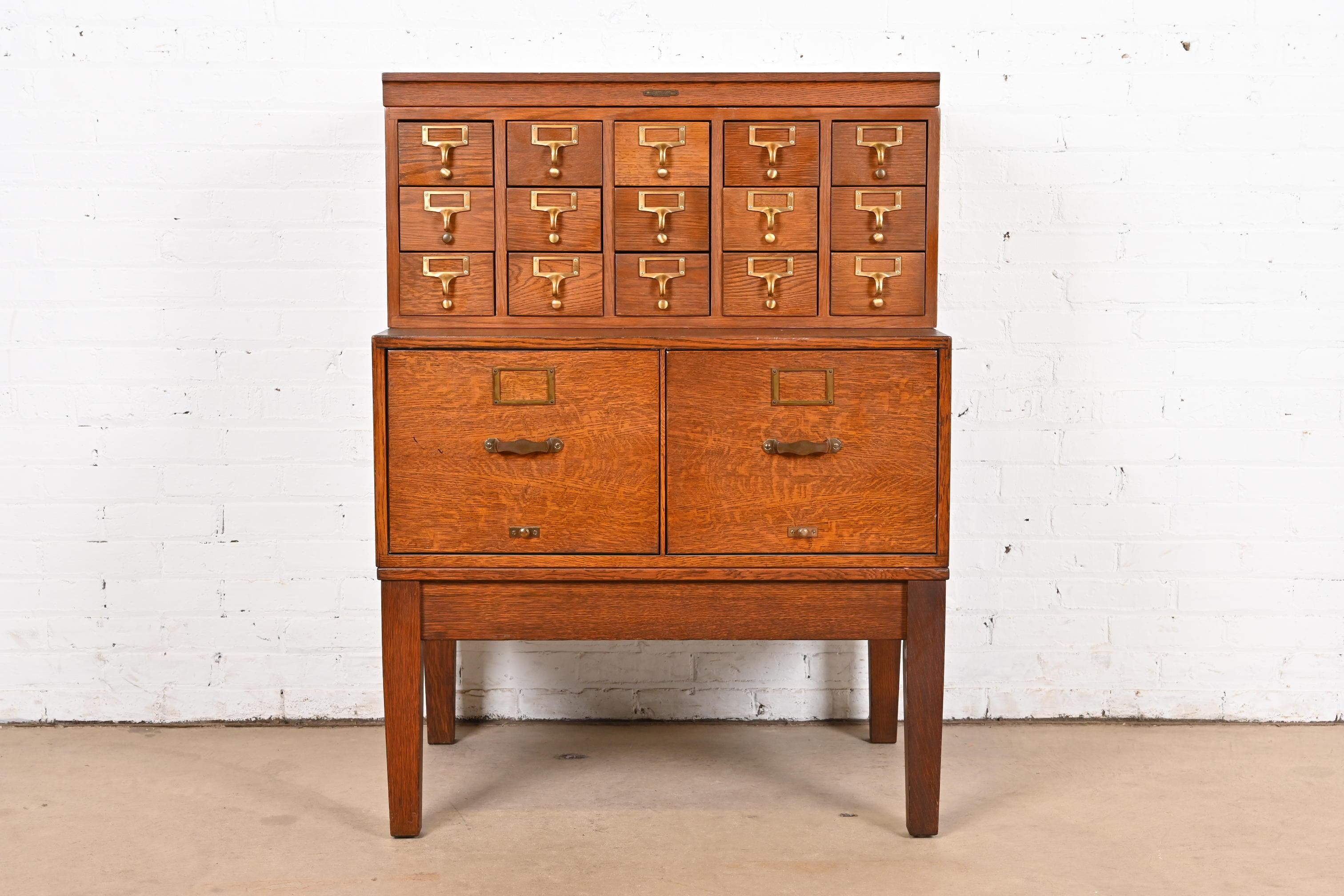 A beautiful Arts & Crafts or Mid-Century Modern 17-drawer library card catalog or file cabinet

By Remington Rand

USA, Circa 1940s

Quarter sawn oak, with brass hardware.

Measures: 33