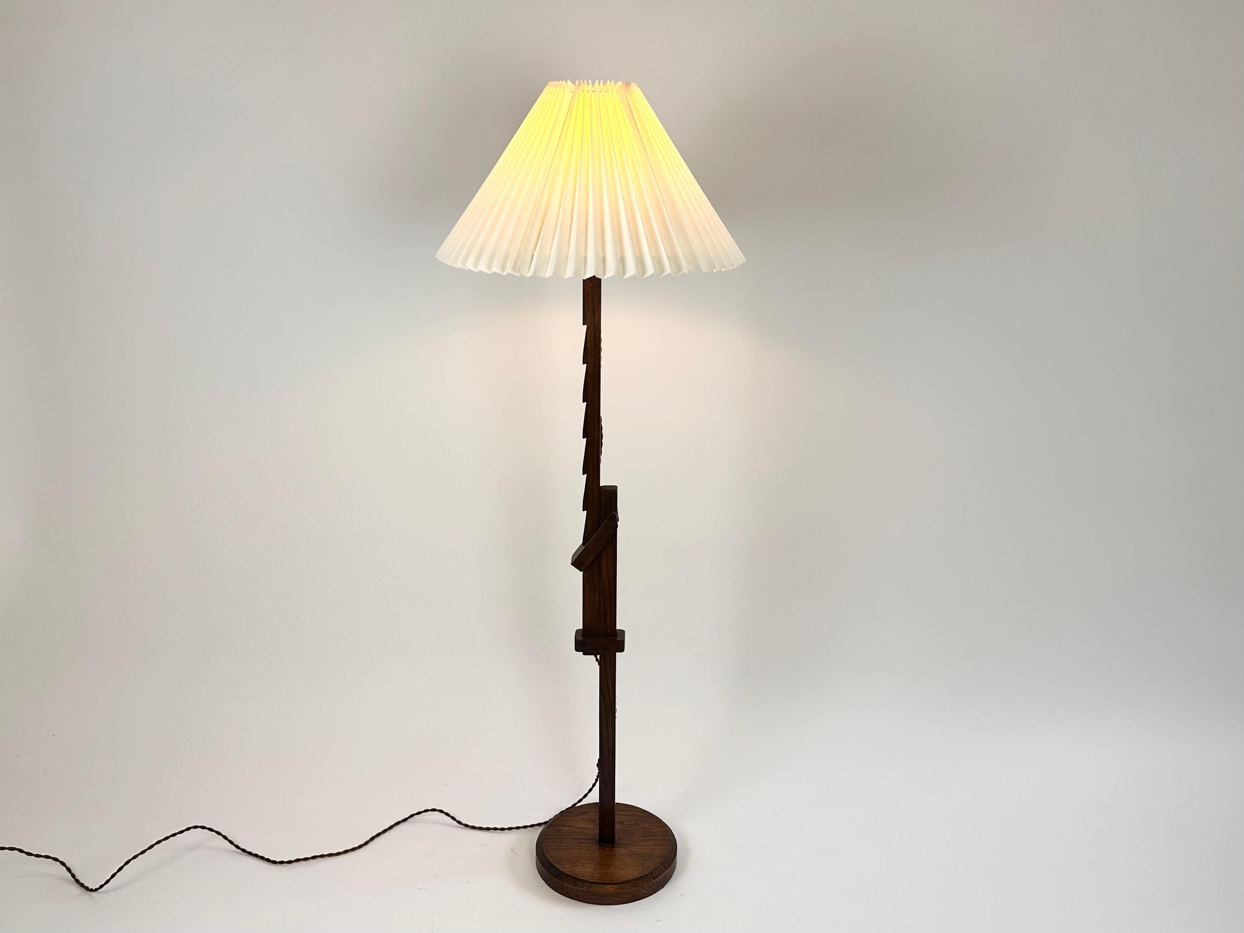 Arts and Crafts Art Deco Arts & Crafts oak adjustable ratchet floor lamp, France c. 1930s