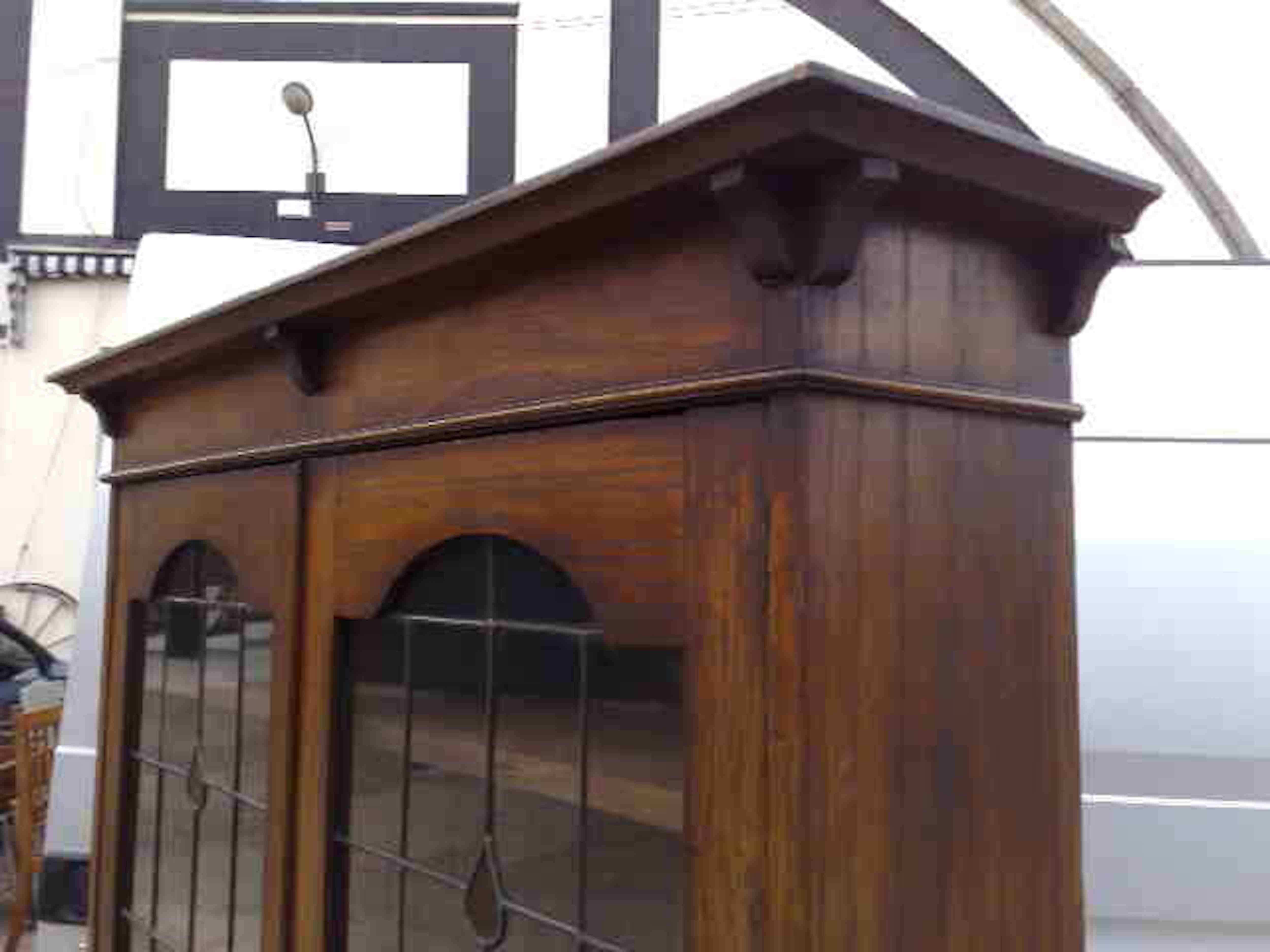 Arts and Crafts Libreria Arts & Crafts in Oak con Stained Glass a goccia, cassetti e armadio inferiore in vendita