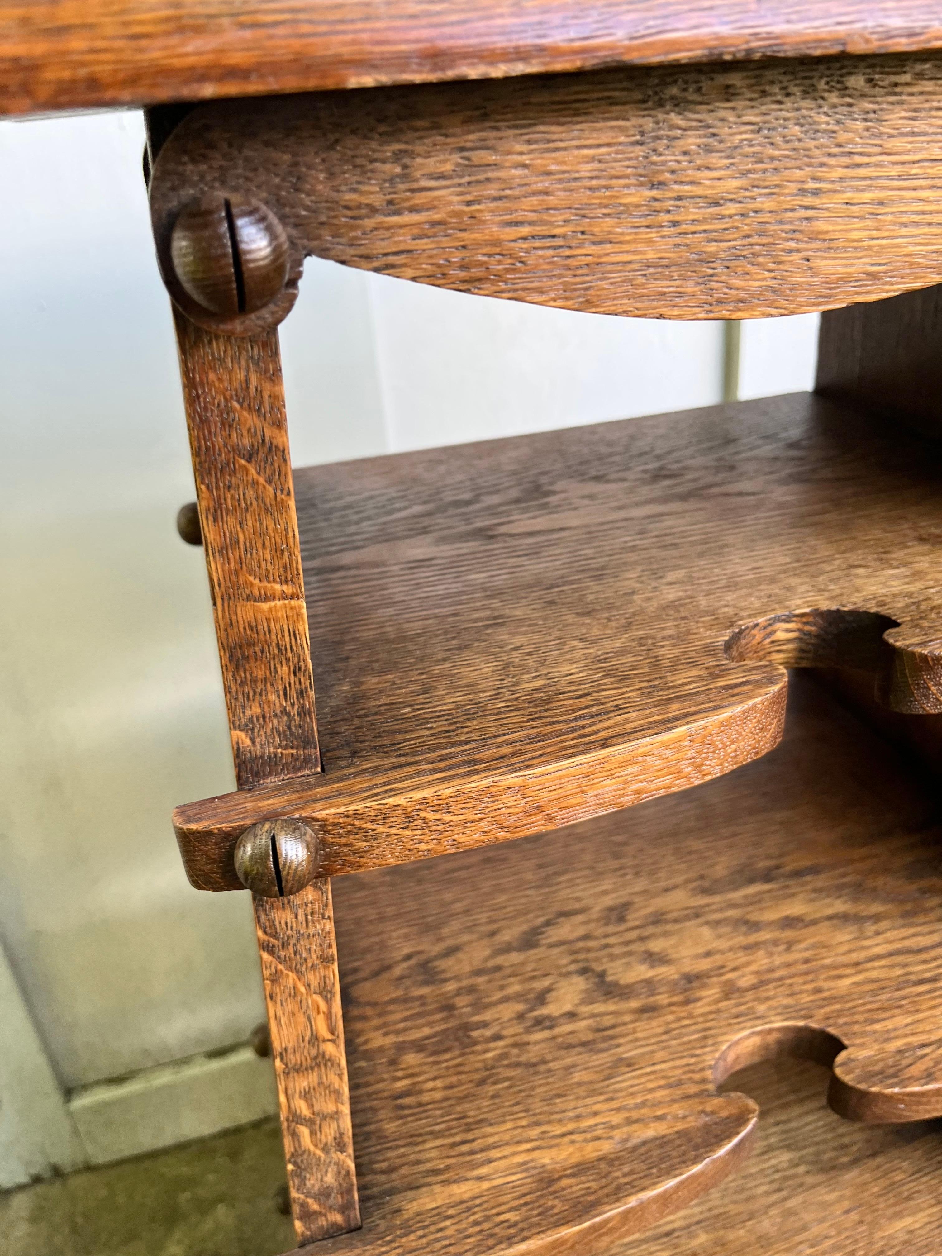 Étagère à livres en chêne Arts & Crafts Magazine Rack. Traditionnellement, on les appelait porte-revues et on empilait les magazines sur chaque étagère. Aujourd'hui, on les utilise pour les bibliothèques et les présentoirs. Tout est en chêne. Il