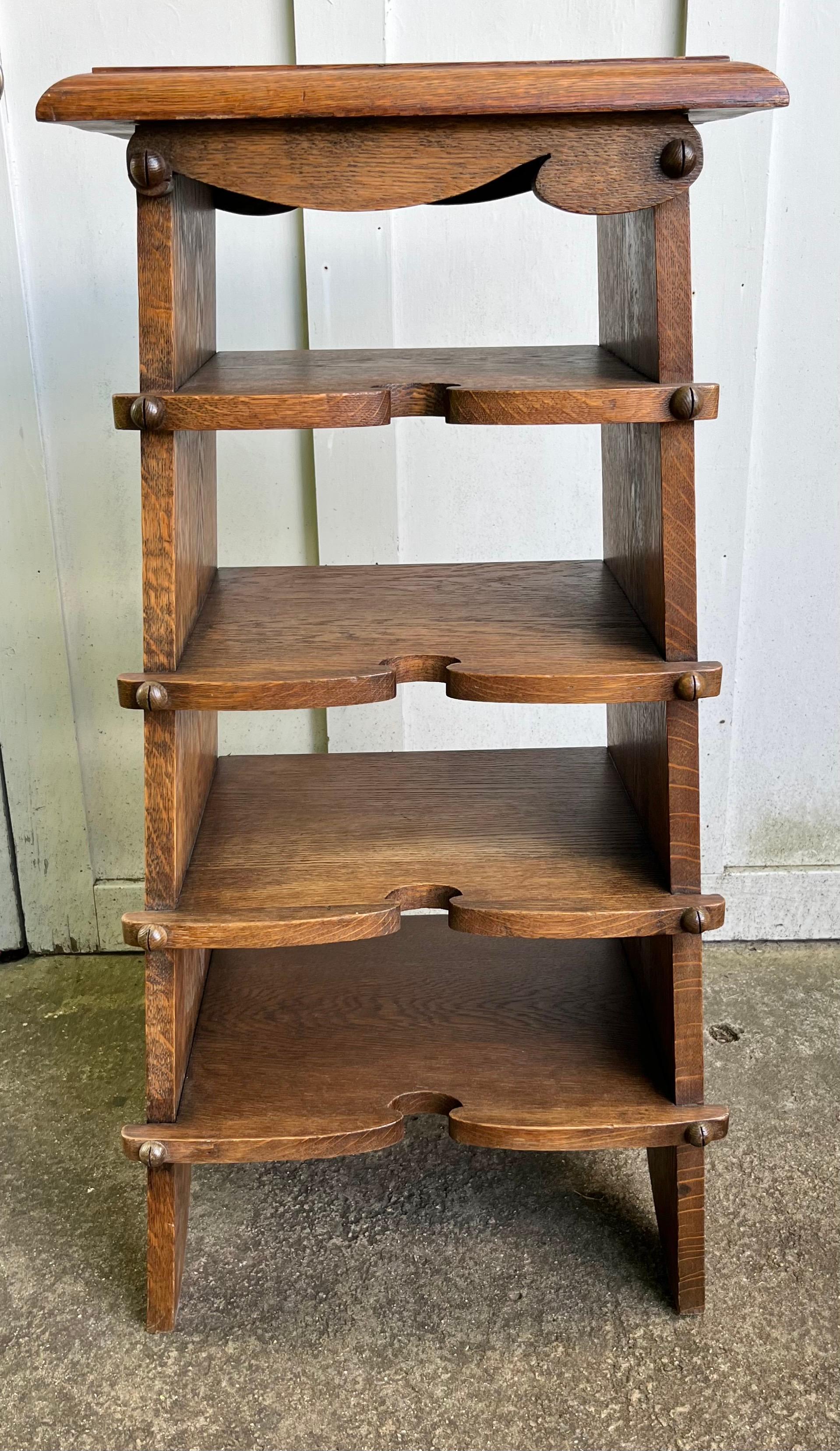 Arts and Crafts Bibliothèque en Oak Oak Arts & Crafts Porte-magazines en vente
