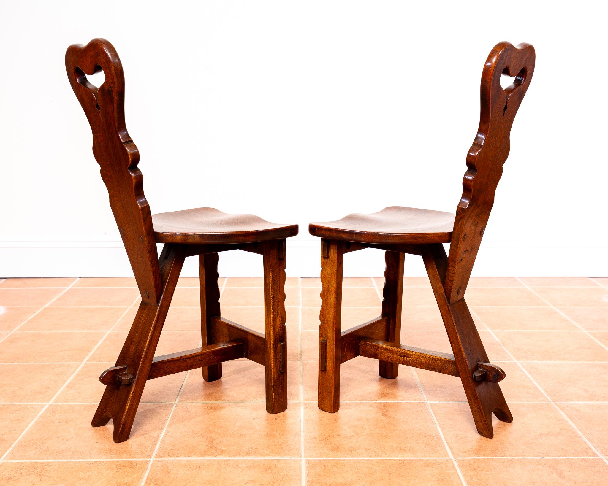 Ein auffallend attraktives und seltenes Paar Eichenholzstühle im Arts & Crafts-Stil, Beistell- oder Esszimmerstühle von einem englischen Kunsthandwerker in wunderbarem Vintage-Zustand. Diese wunderschönen und unverwechselbaren Stühle wurden von dem