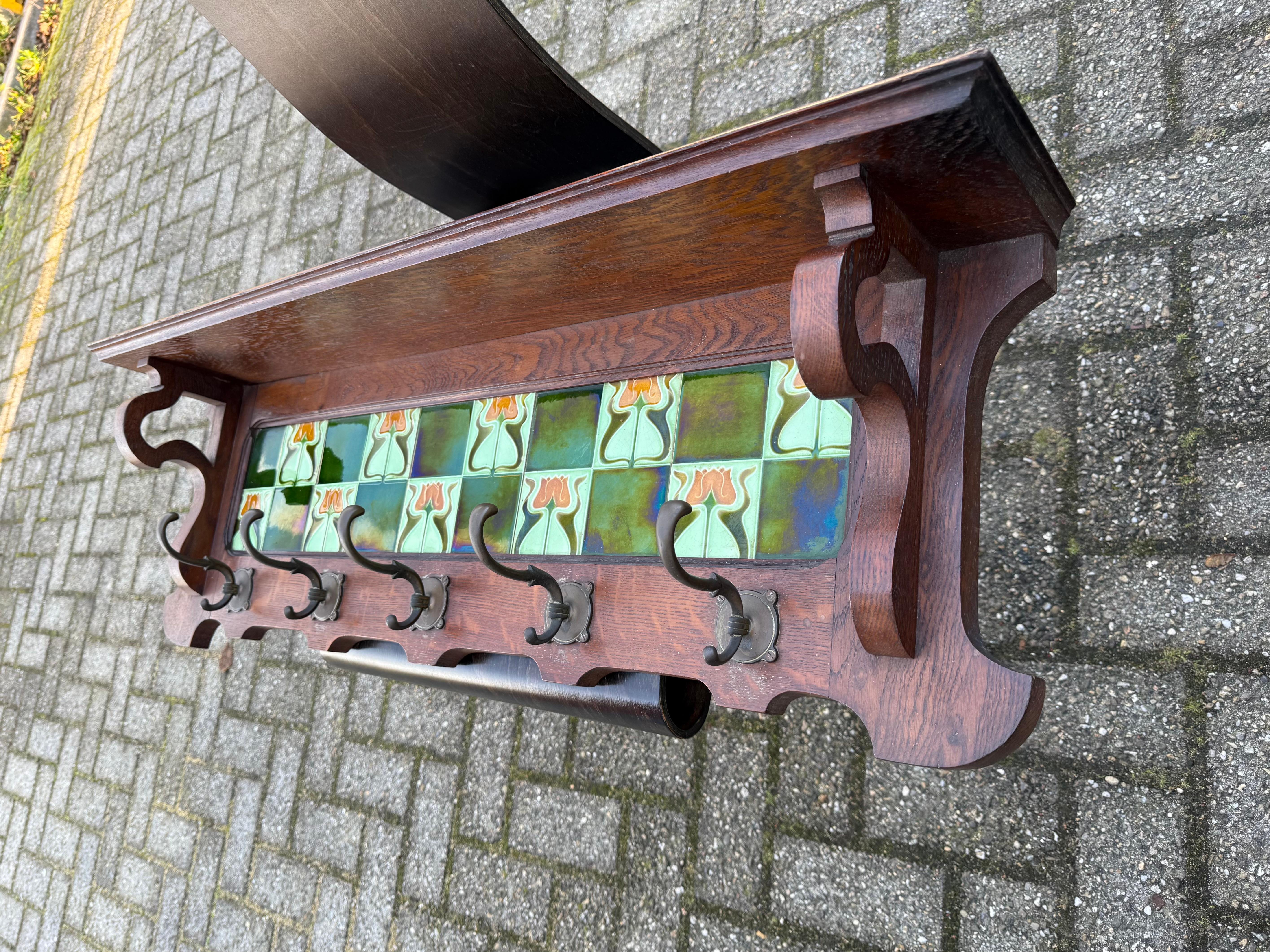 Appendiabiti Arts & Crafts in Oak con piastrelle di maiolica smaltata a forma di fiore di tulipano e ganci in bronzo 2