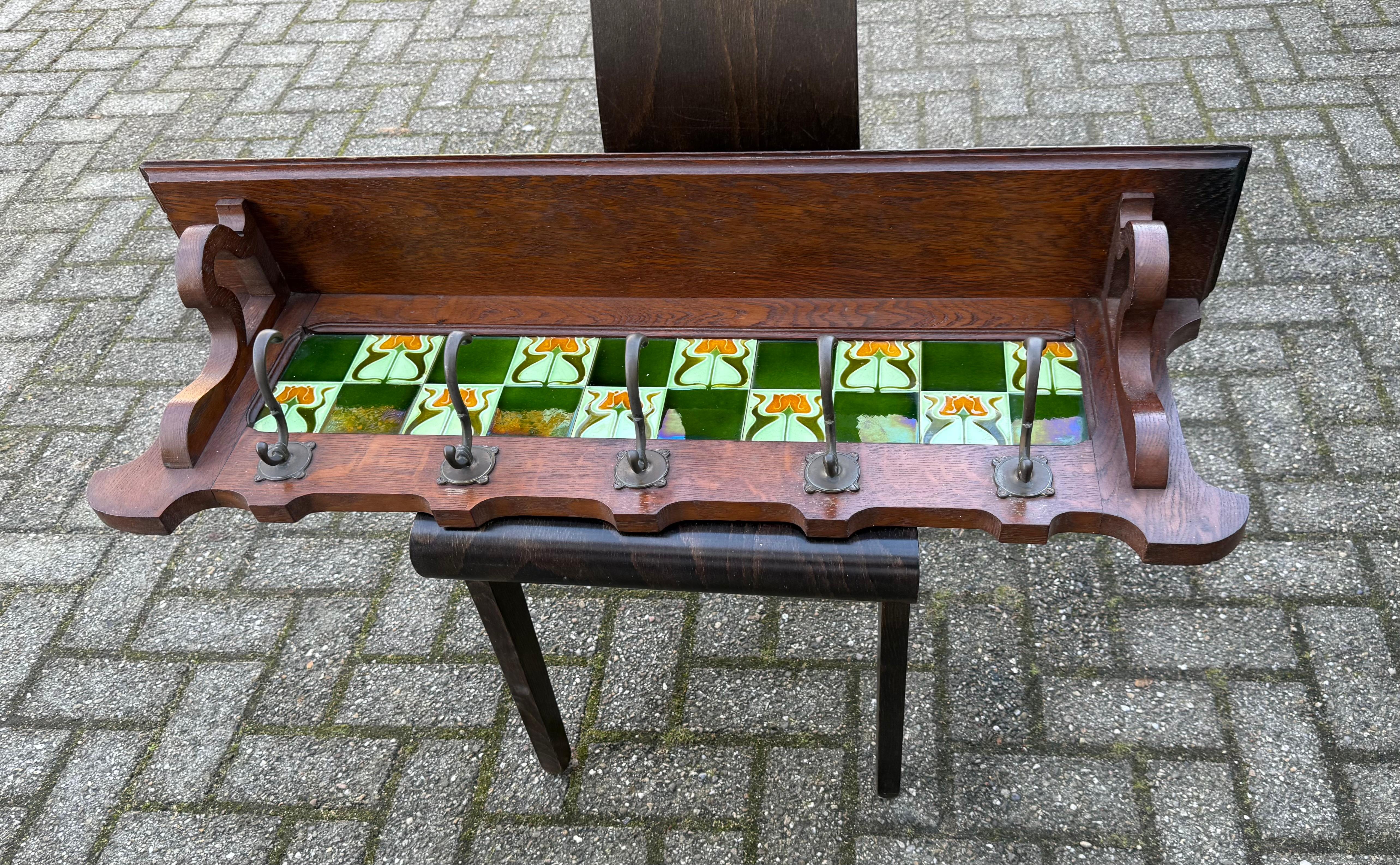 Appendiabiti Arts & Crafts in Oak con piastrelle di maiolica smaltata a forma di fiore di tulipano e ganci in bronzo 3