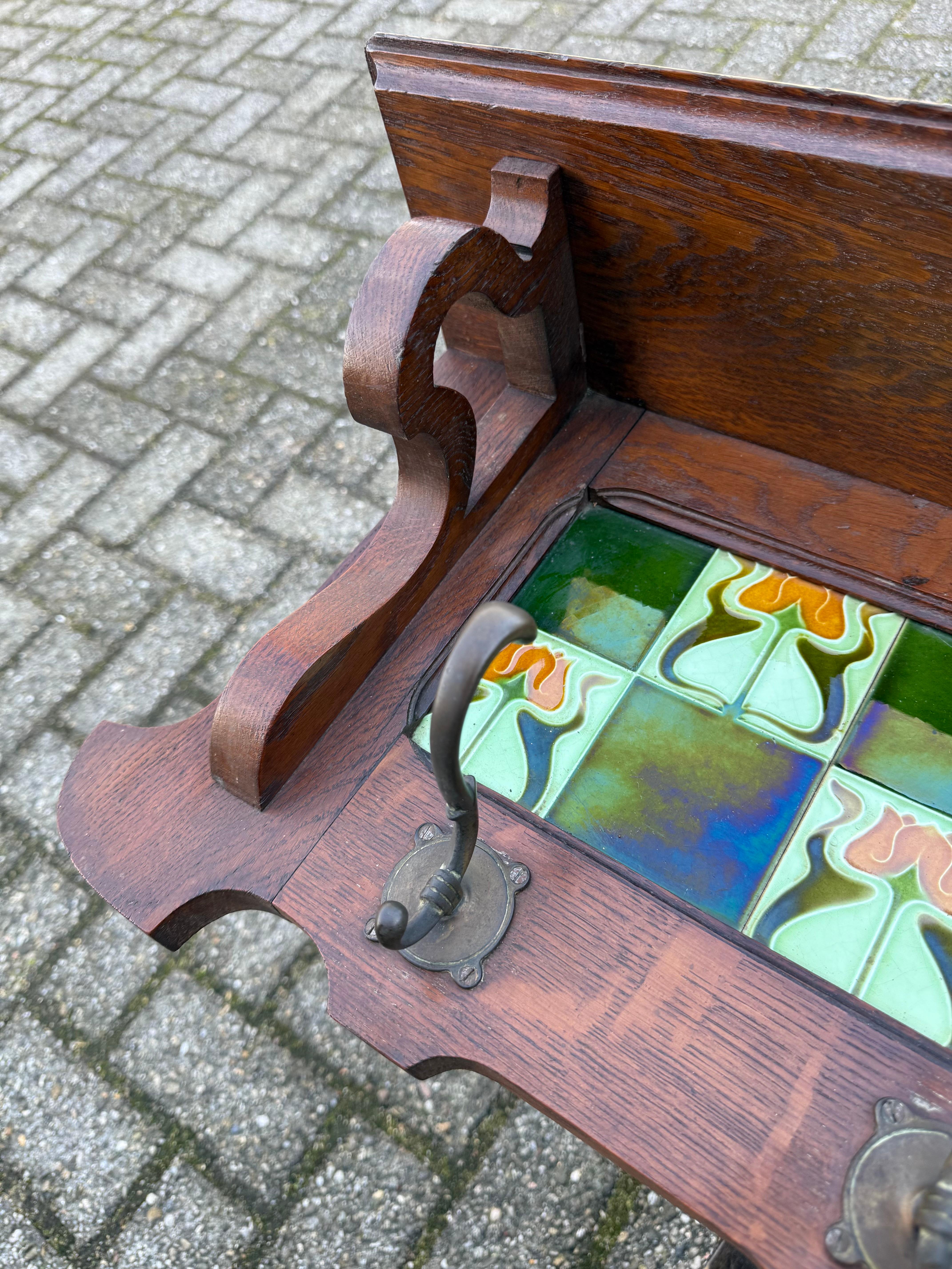 Appendiabiti Arts & Crafts in Oak con piastrelle di maiolica smaltata a forma di fiore di tulipano e ganci in bronzo 4