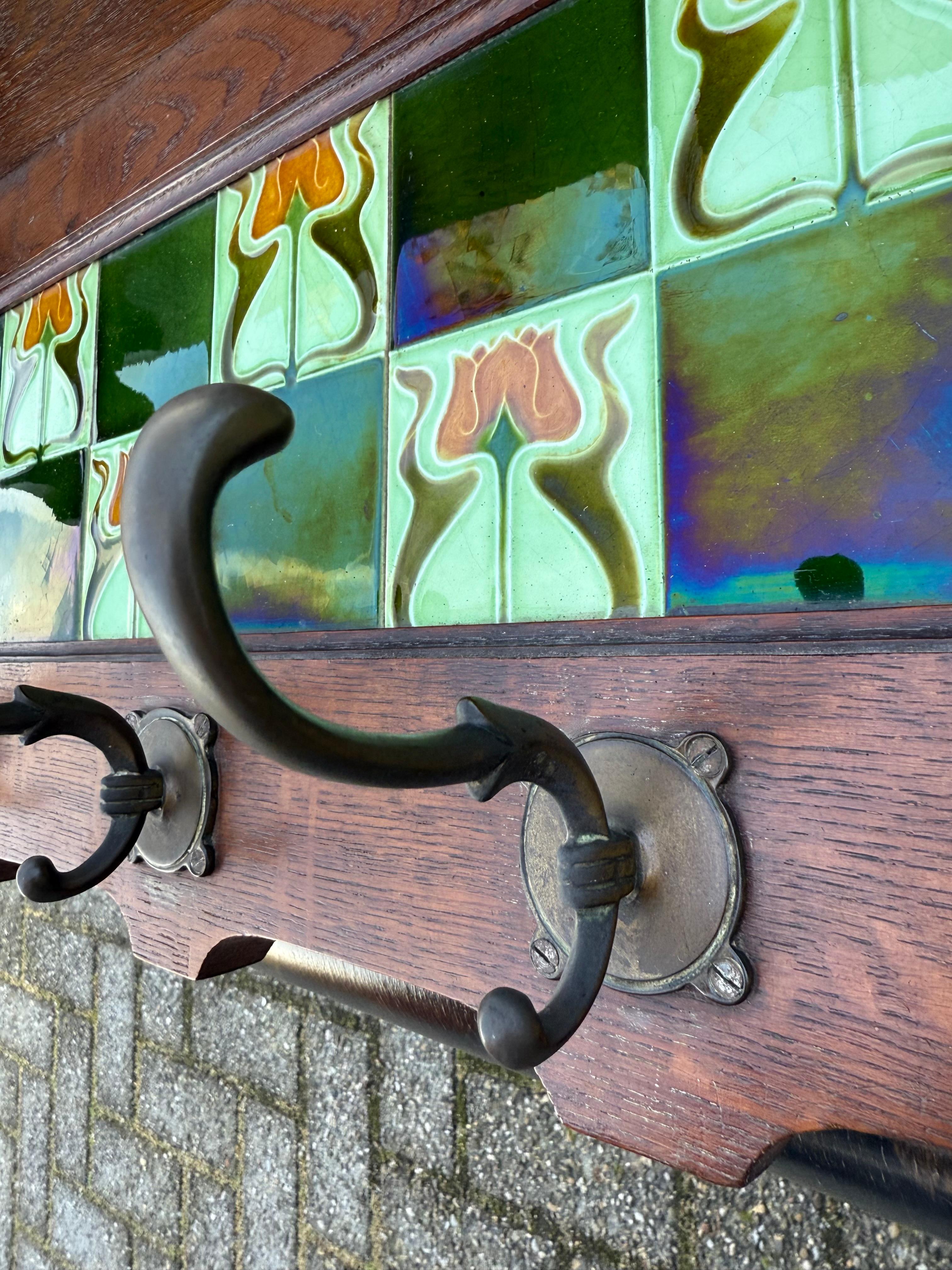 Appendiabiti Arts & Crafts in Oak con piastrelle di maiolica smaltata a forma di fiore di tulipano e ganci in bronzo 5