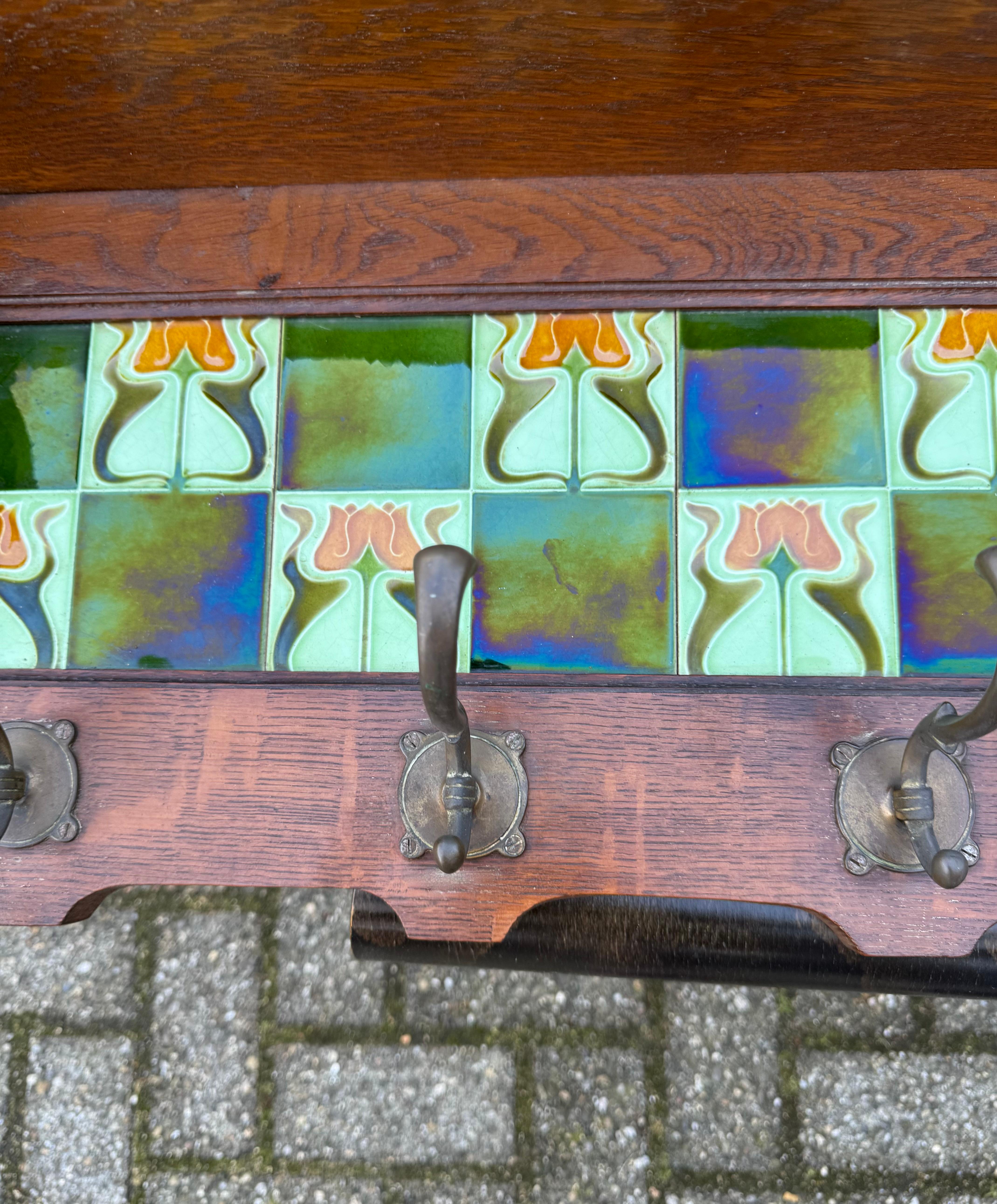 Appendiabiti Arts & Crafts in Oak con piastrelle di maiolica smaltata a forma di fiore di tulipano e ganci in bronzo 6