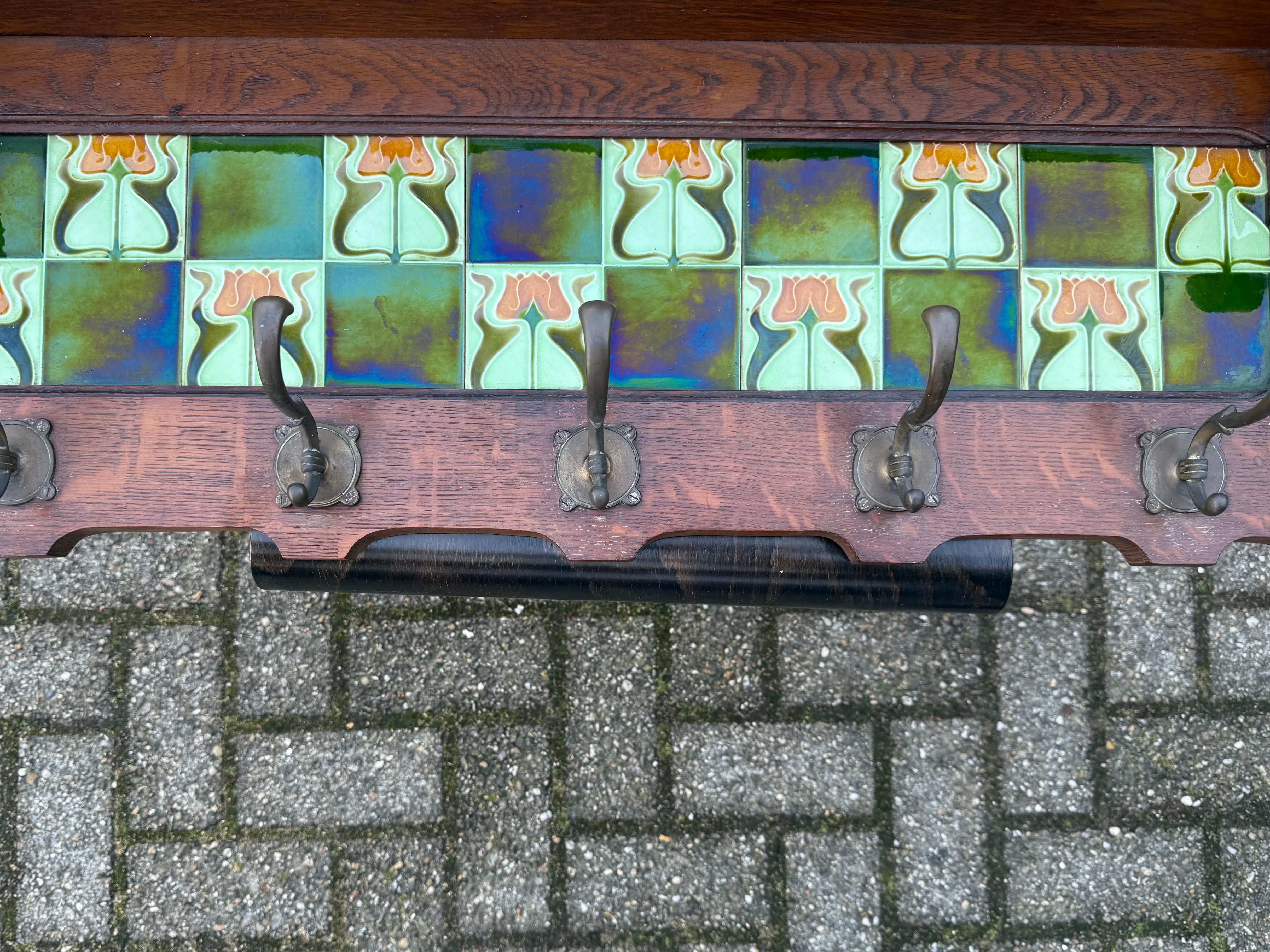 Appendiabiti Arts & Crafts in Oak con piastrelle di maiolica smaltata a forma di fiore di tulipano e ganci in bronzo 8
