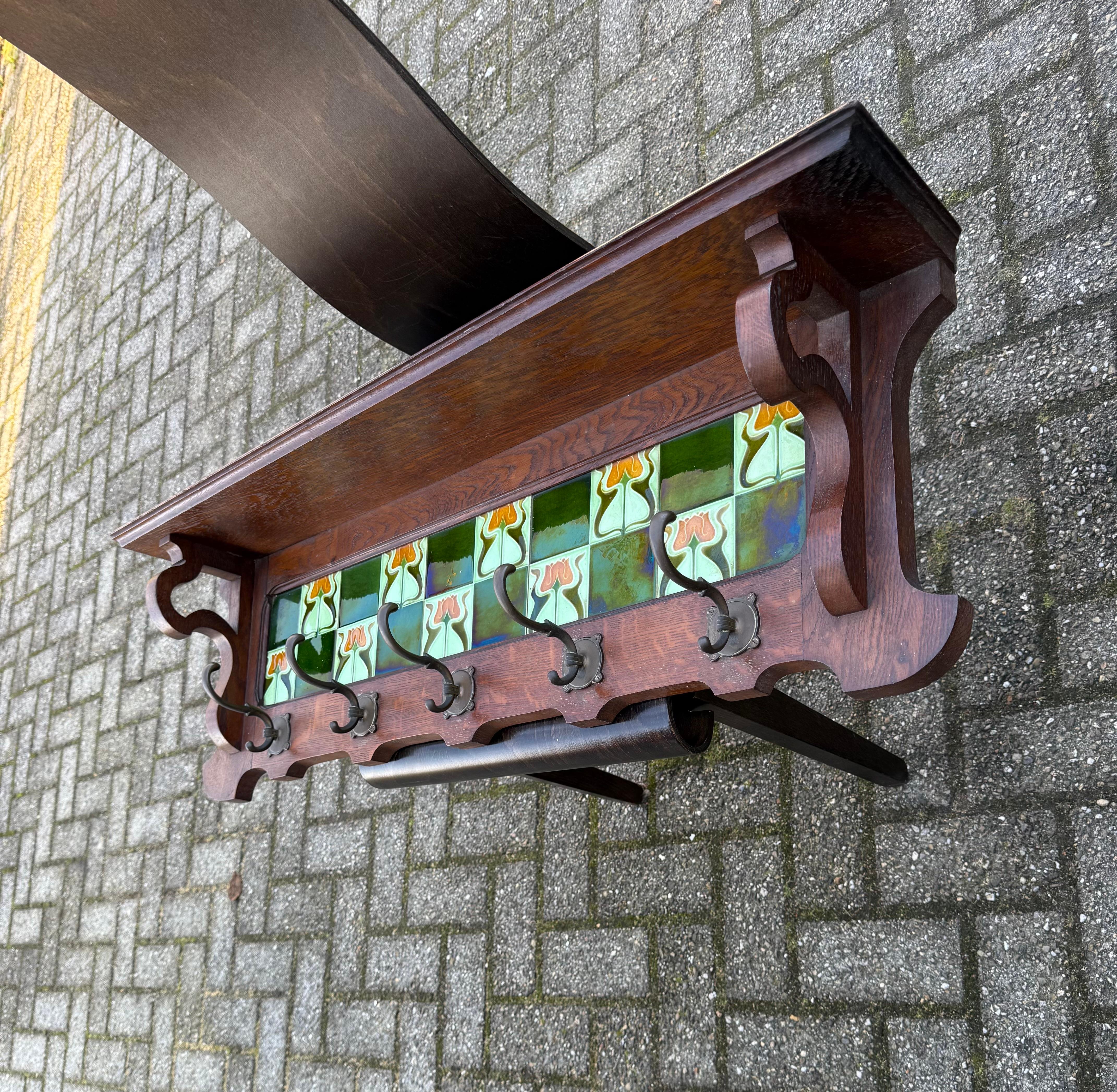 Appendiabiti Arts & Crafts in Oak con piastrelle di maiolica smaltata a forma di fiore di tulipano e ganci in bronzo 10