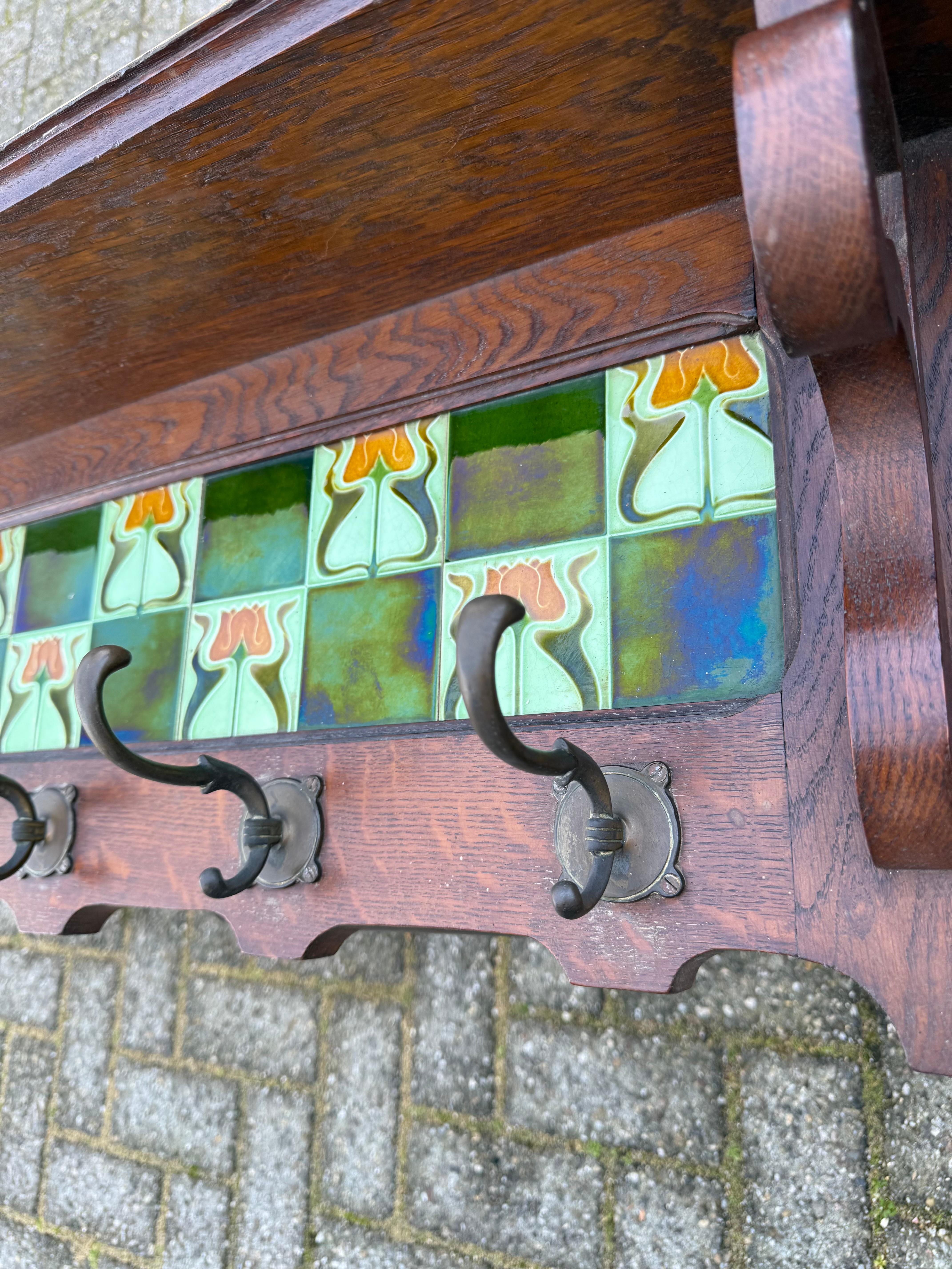 Arts and Crafts Appendiabiti Arts & Crafts in Oak con piastrelle di maiolica smaltata a forma di fiore di tulipano e ganci in bronzo