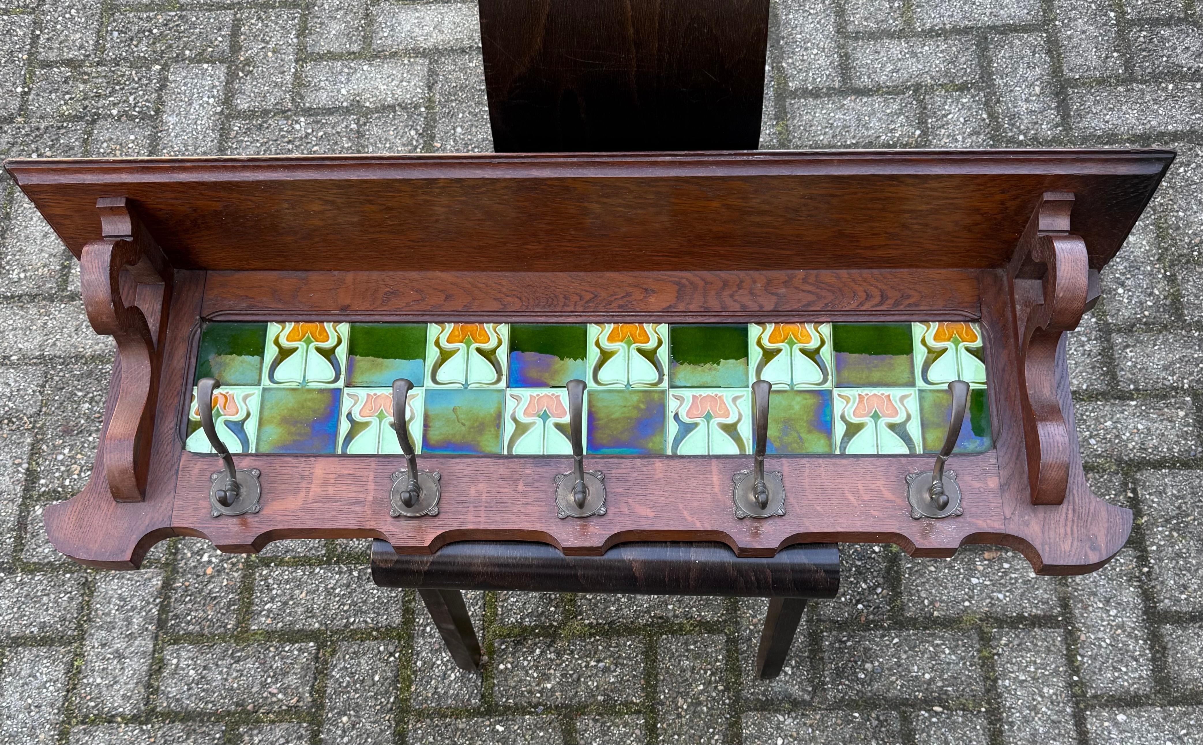 Appendiabiti Arts & Crafts in Oak con piastrelle di maiolica smaltata a forma di fiore di tulipano e ganci in bronzo In condizioni buone a Lisse, NL