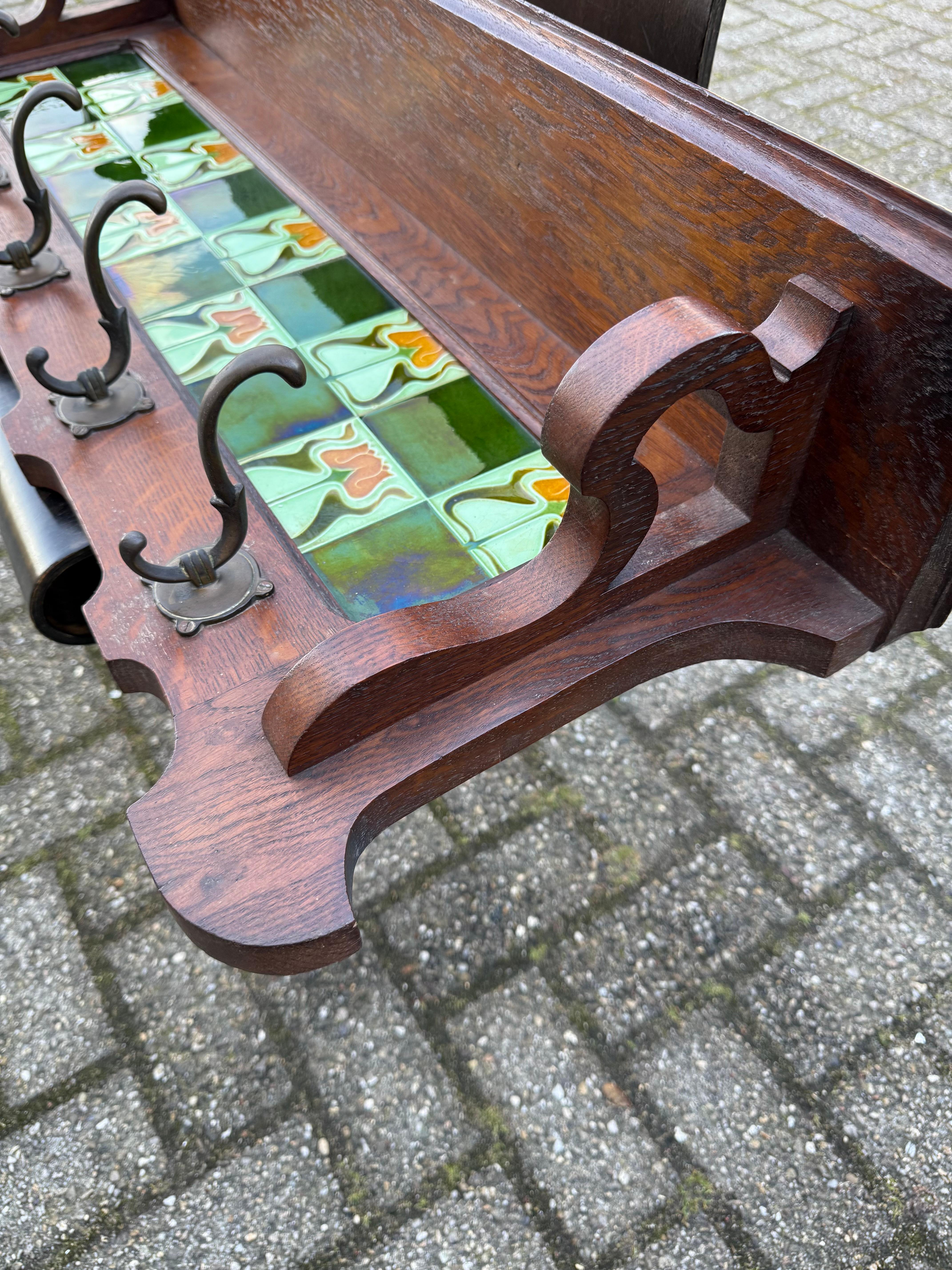 Appendiabiti Arts & Crafts in Oak con piastrelle di maiolica smaltata a forma di fiore di tulipano e ganci in bronzo 1