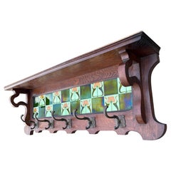 Appendiabiti Arts & Crafts in Oak con piastrelle di maiolica smaltata a forma di fiore di tulipano e ganci in bronzo
