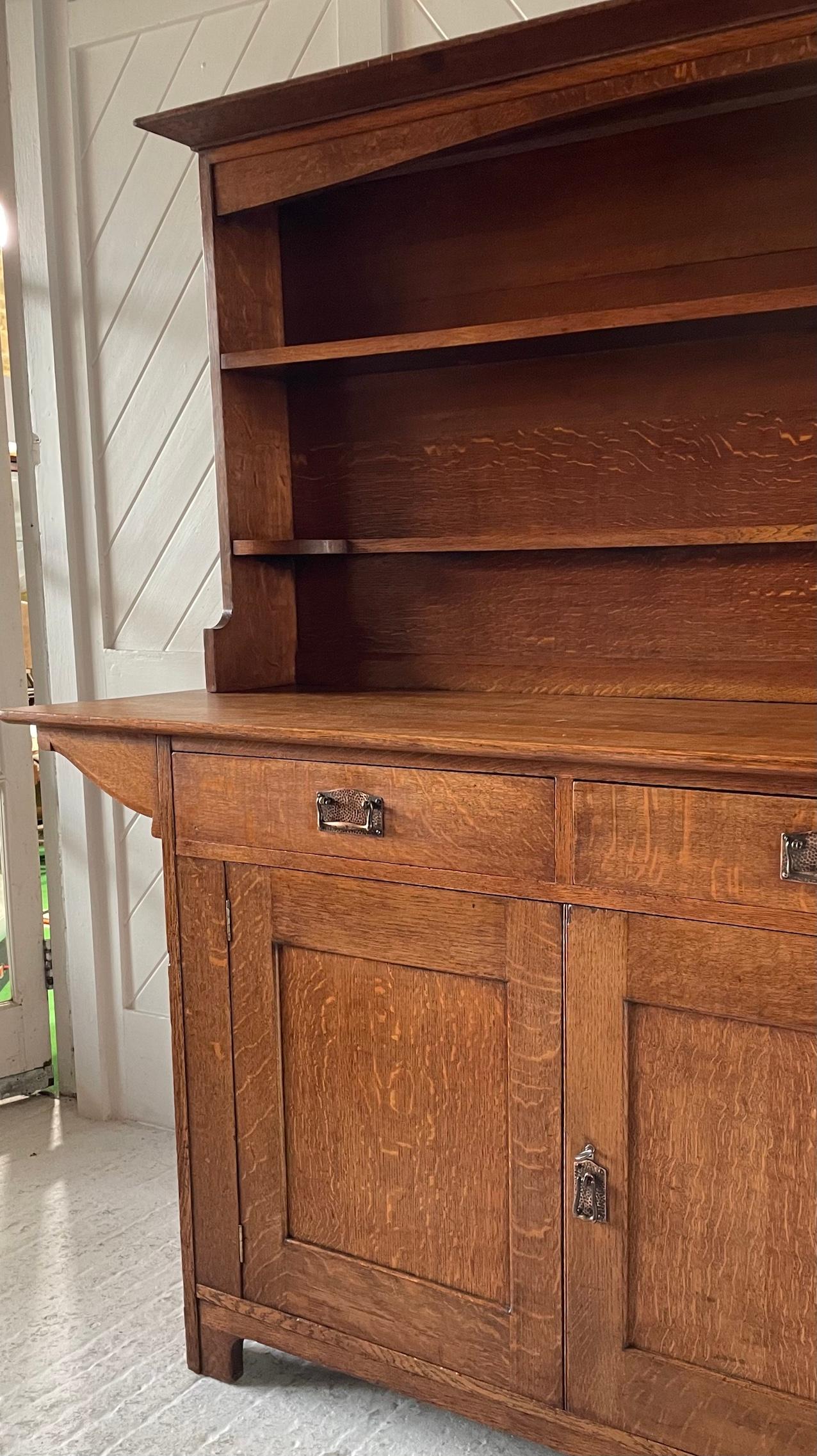Début du 20ème siècle Commode de cottage Arts & Crafts en chêne par Liberty & Co en vente
