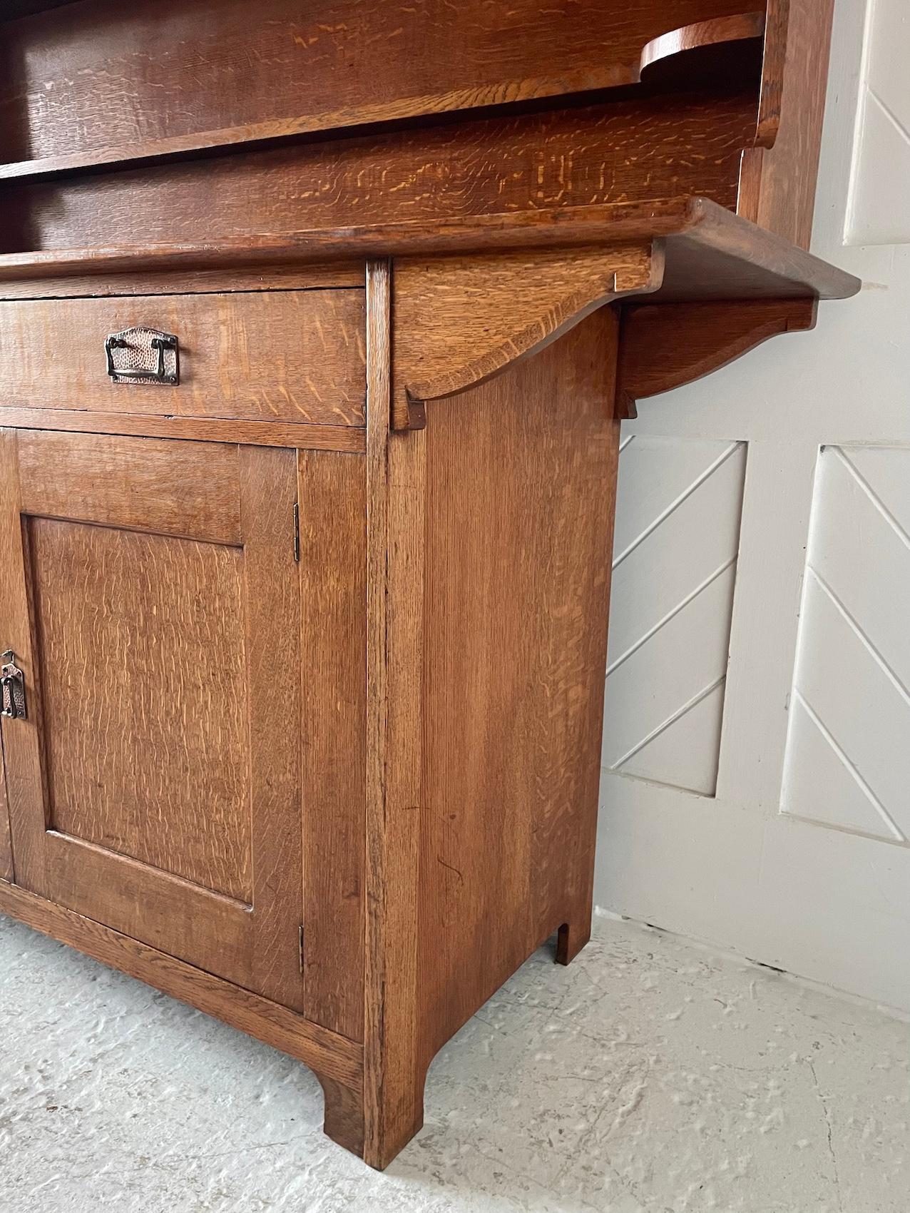 Anglais Commode de cottage Arts & Crafts en chêne par Liberty & Co en vente