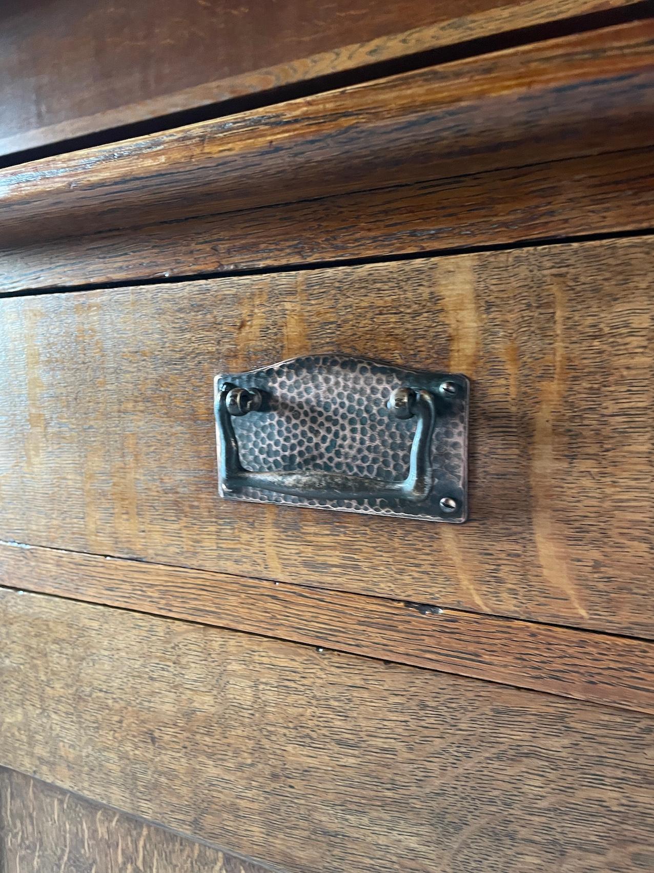 Commode de cottage Arts & Crafts en chêne par Liberty & Co Bon état - En vente à Petworth, GB