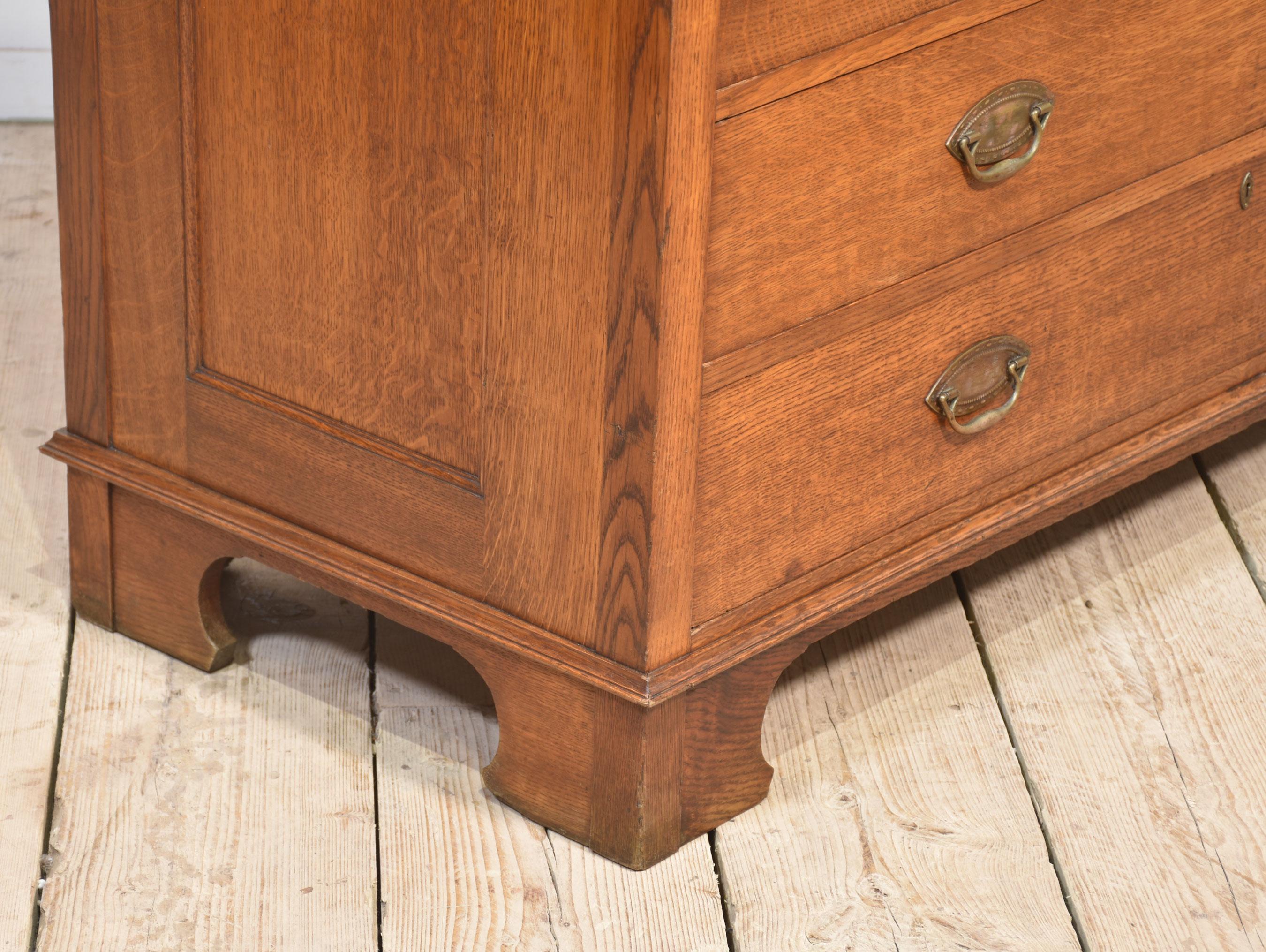 Armoire en chêne de style Arts & Crafts en vente 6