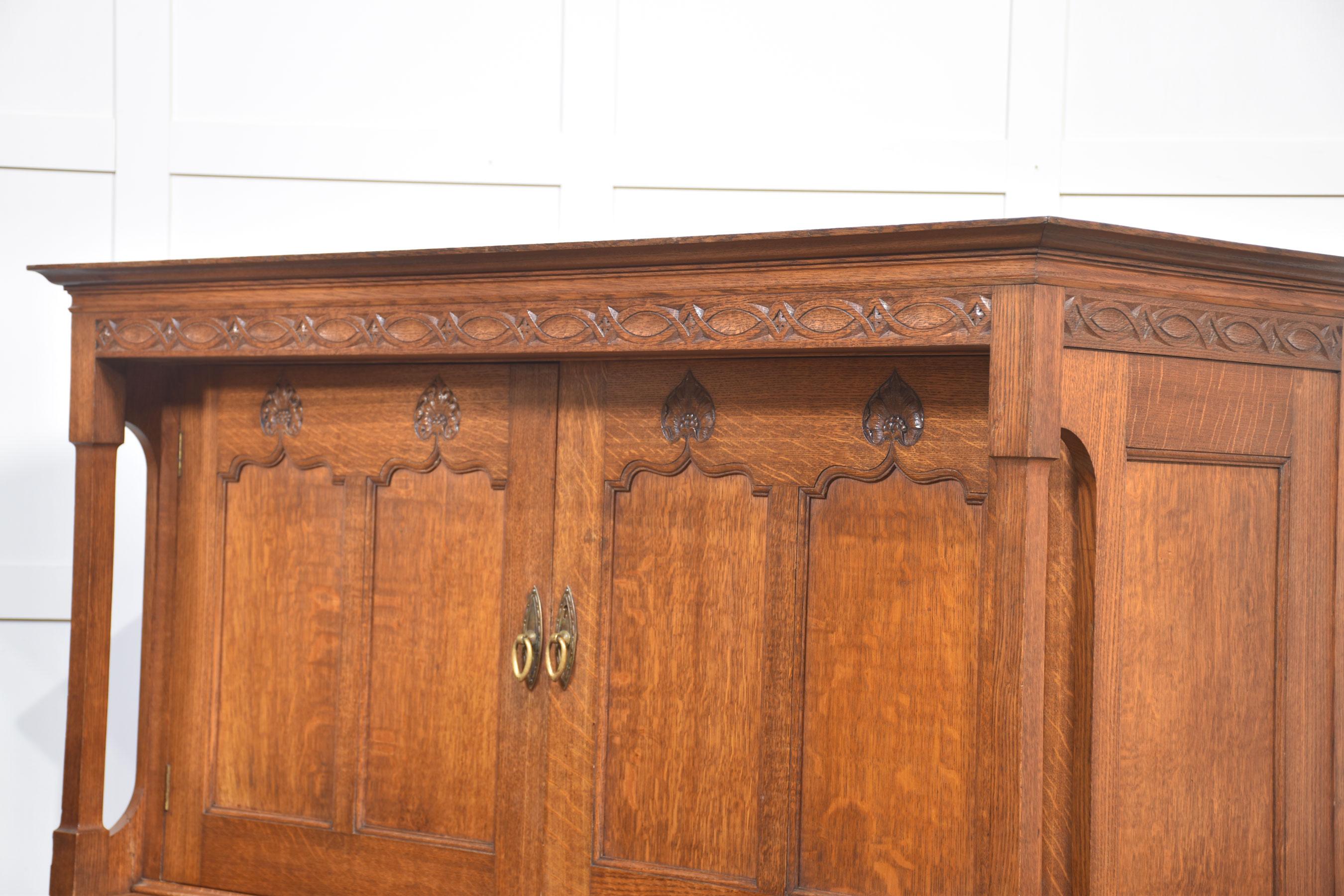Armoire en chêne de style Arts & Crafts en vente 9