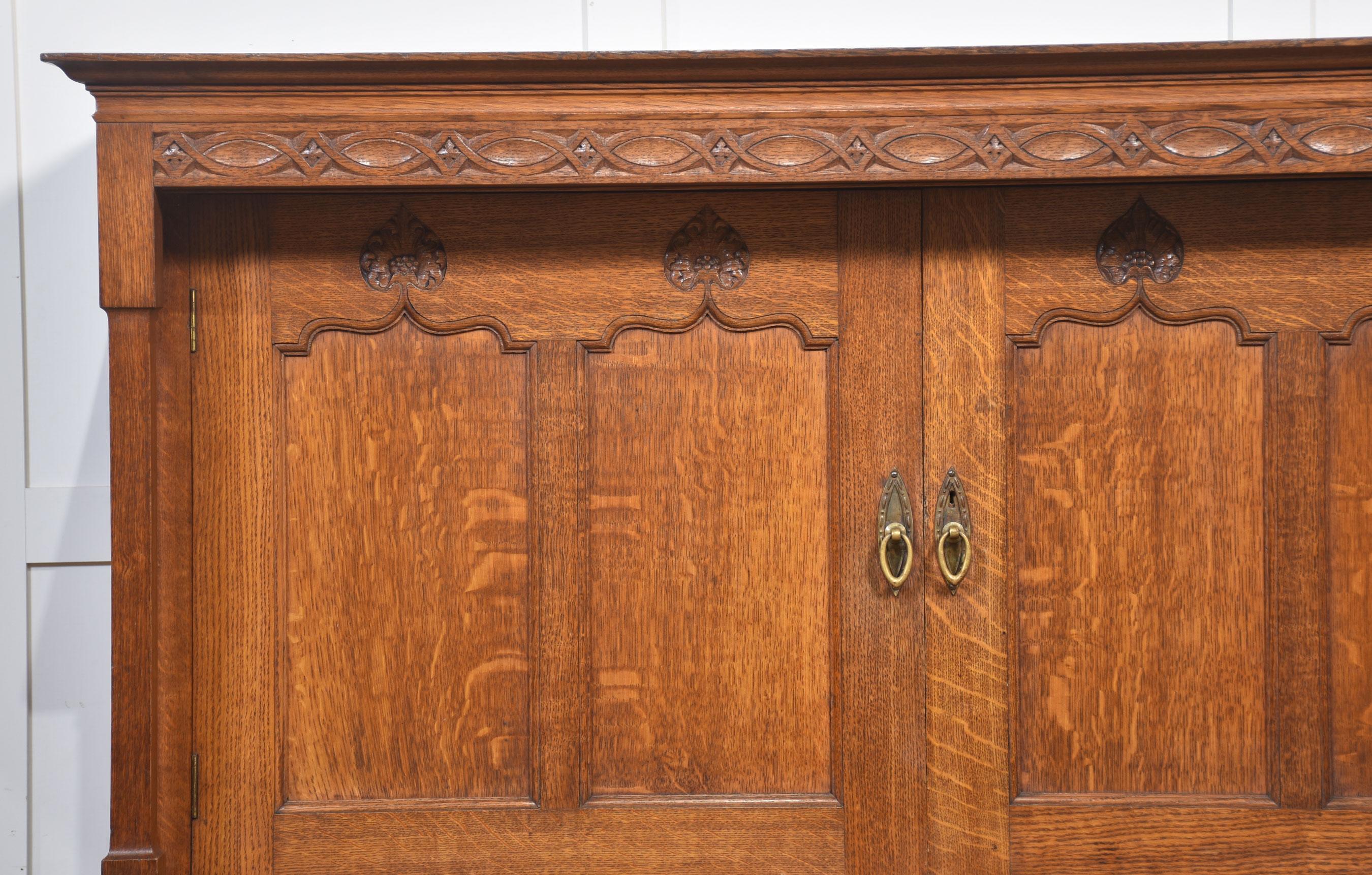 Britannique Armoire en chêne de style Arts & Crafts en vente