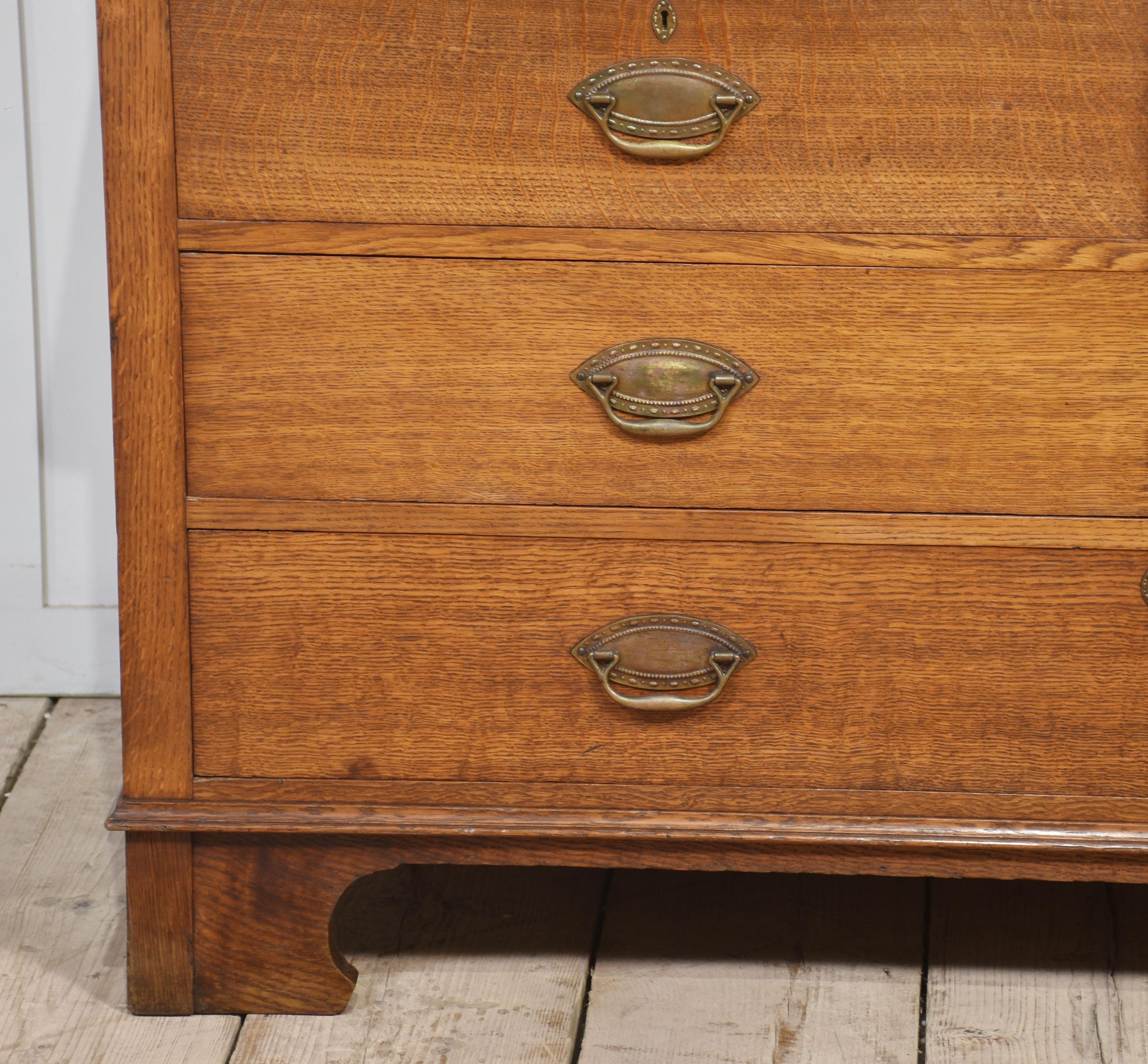 20ième siècle Armoire en chêne de style Arts & Crafts en vente