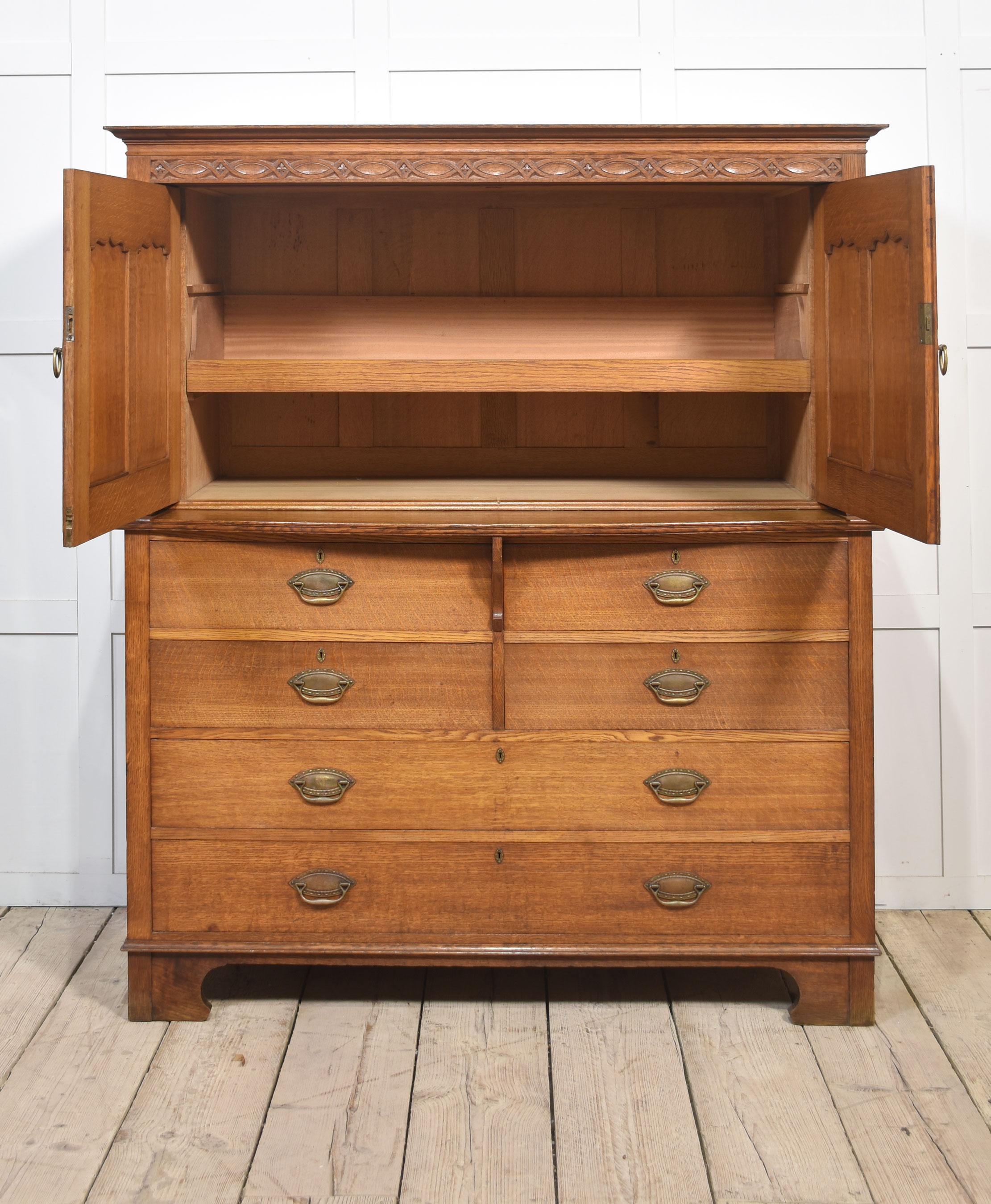 Chêne Armoire en chêne de style Arts & Crafts en vente