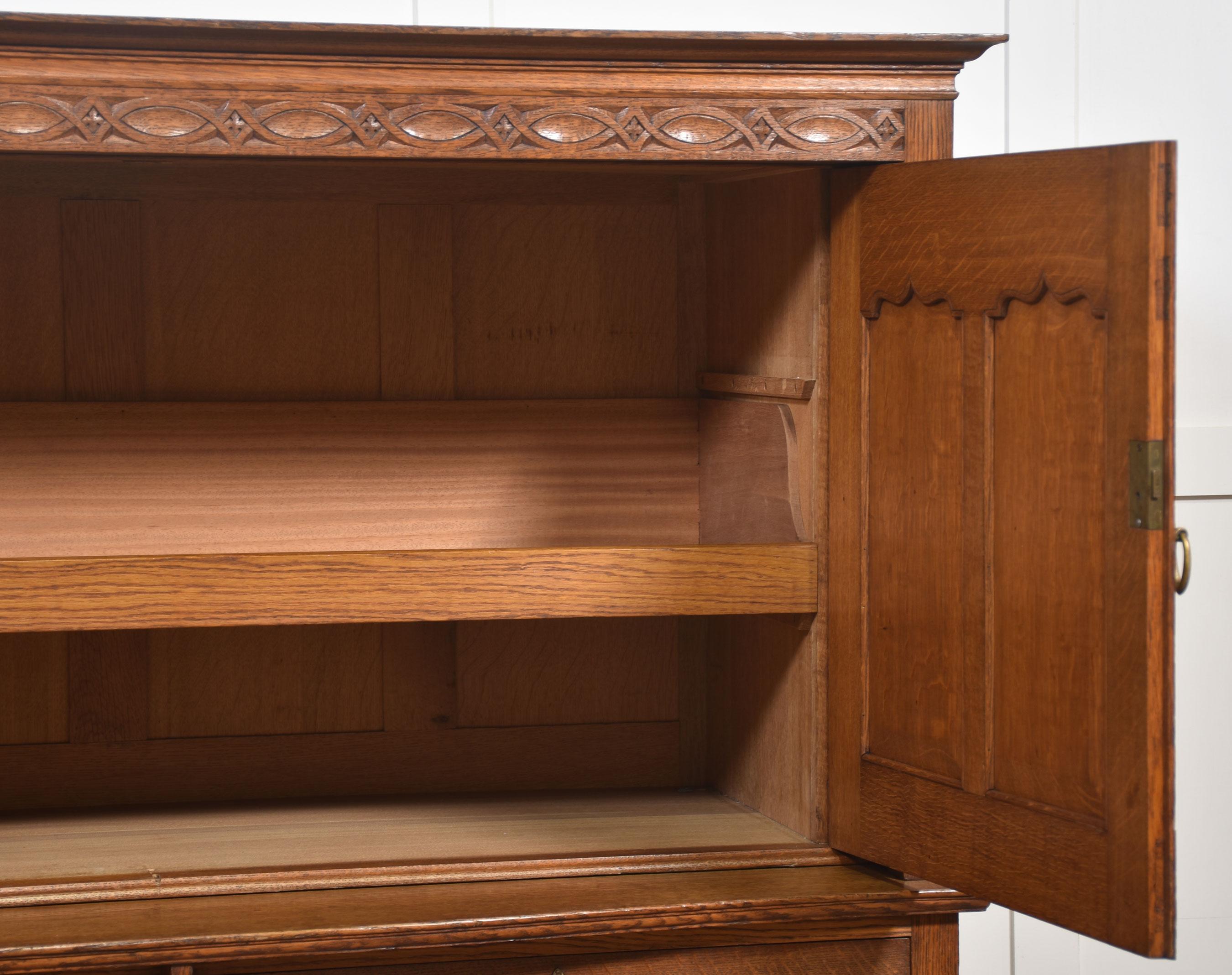 Armoire en chêne de style Arts & Crafts en vente 1