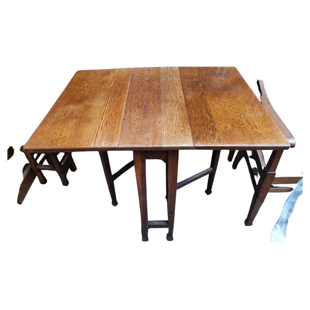 Une table de salle à manger ou de Pembroke en chêne de bonne qualité, de style Arts & Crafts anglais, avec un grain sauvage sur le dessus et des pieds carrés effilés. Très robuste.
Une fois fermée, elle se range dans un petit espace et prend très