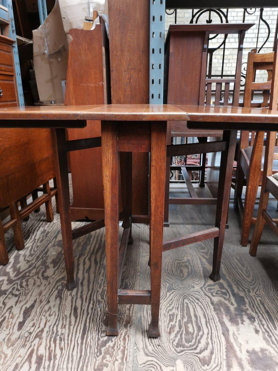 Fait main Table de salle à manger Arts & Crafts Pembroke en chêne à feuilles tombantes avec motif Wild Grain sur le dessus en vente