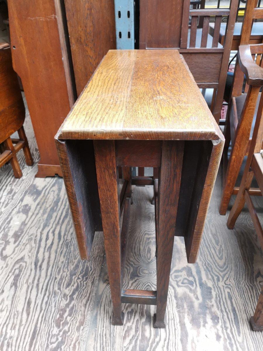 Arts & Crafts Oak Drop Leaf Pembroke Dining Table with Wild Grain to the Top In Good Condition For Sale In London, GB