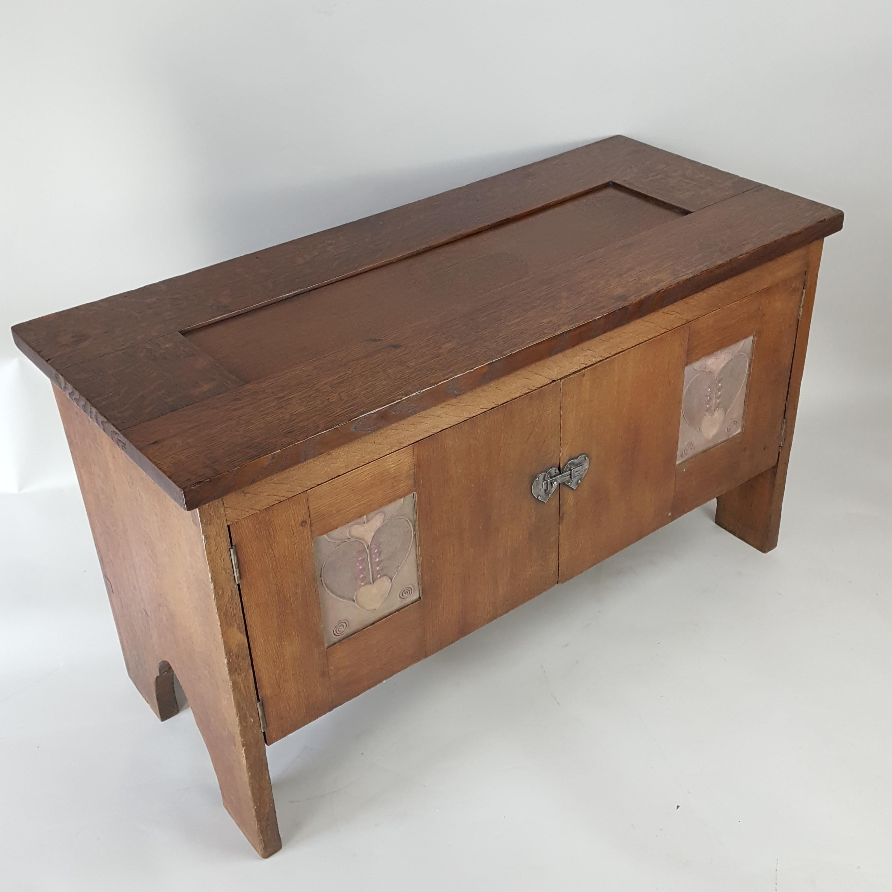 Arts and Crafts Armoire basse ou coffre en chêne Arts & Crafts avec panneaux en gesso  attr. Henry AT&T Wyse en vente