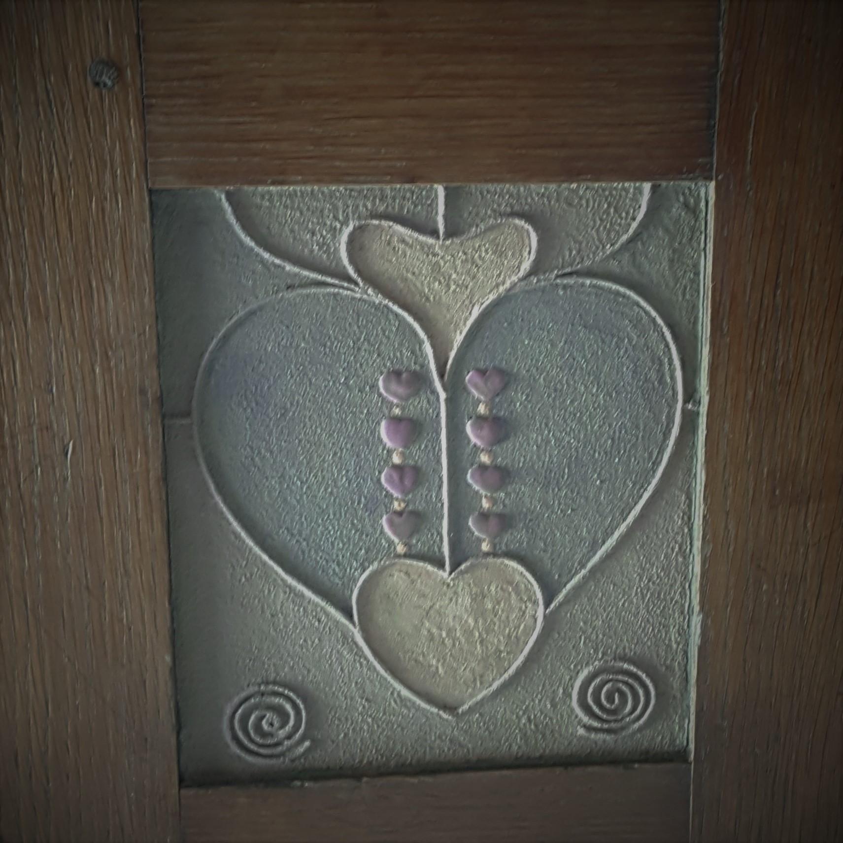 Armoire basse ou coffre en chêne Arts & Crafts avec panneaux en gesso  attr. Henry AT&T Wyse Bon état - En vente à Tunbridge Wells, GB