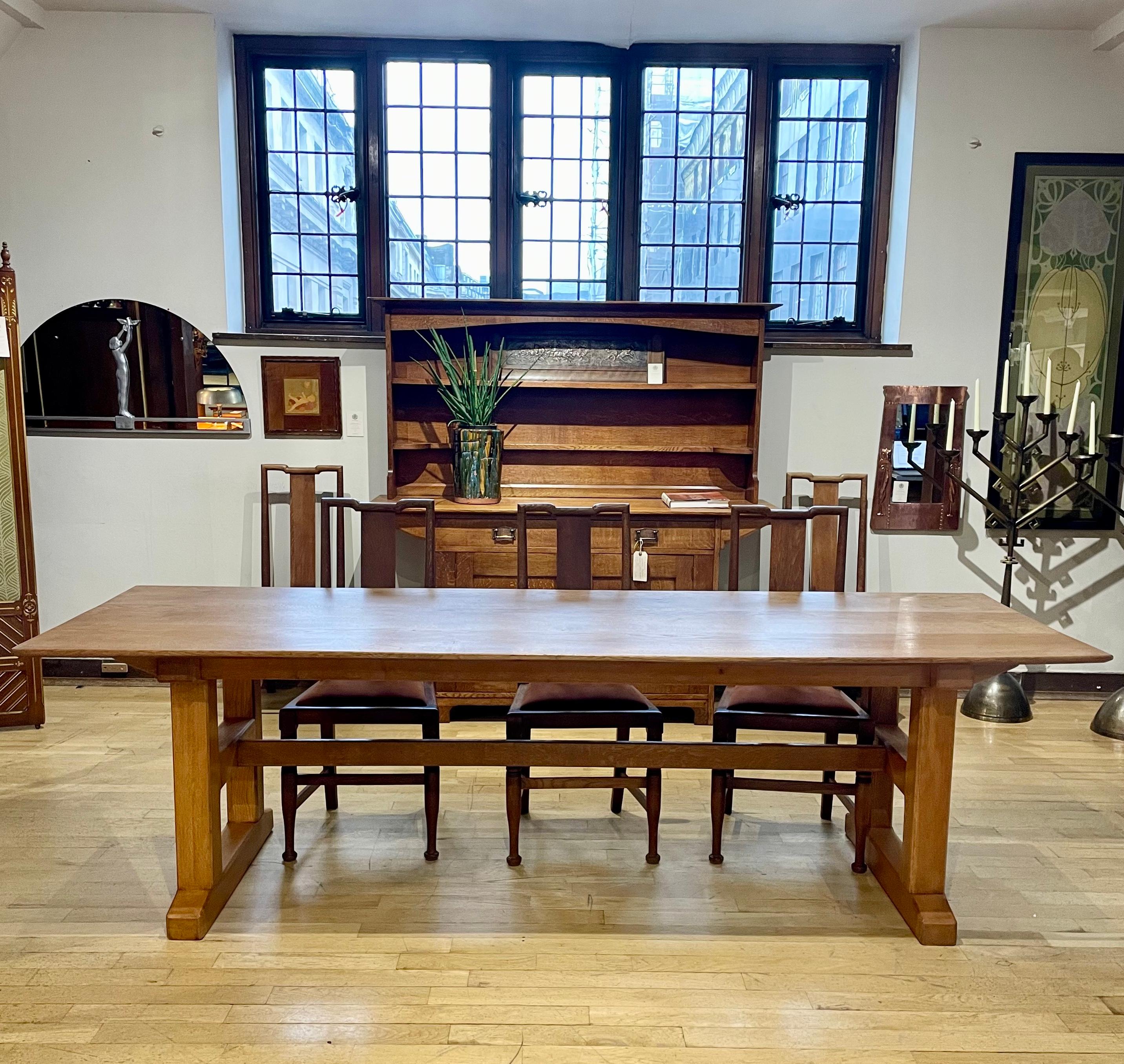 Table de réfectoire en chêne Arts & Crafts à trois plateaux avec bord chanfreiné,  Quatre pieds à section carrée sur une base en luge, unis par une entretoise à tenon traversant.   Table à huit places.

Circa 1910

Hauteur 78cm

Largeur
