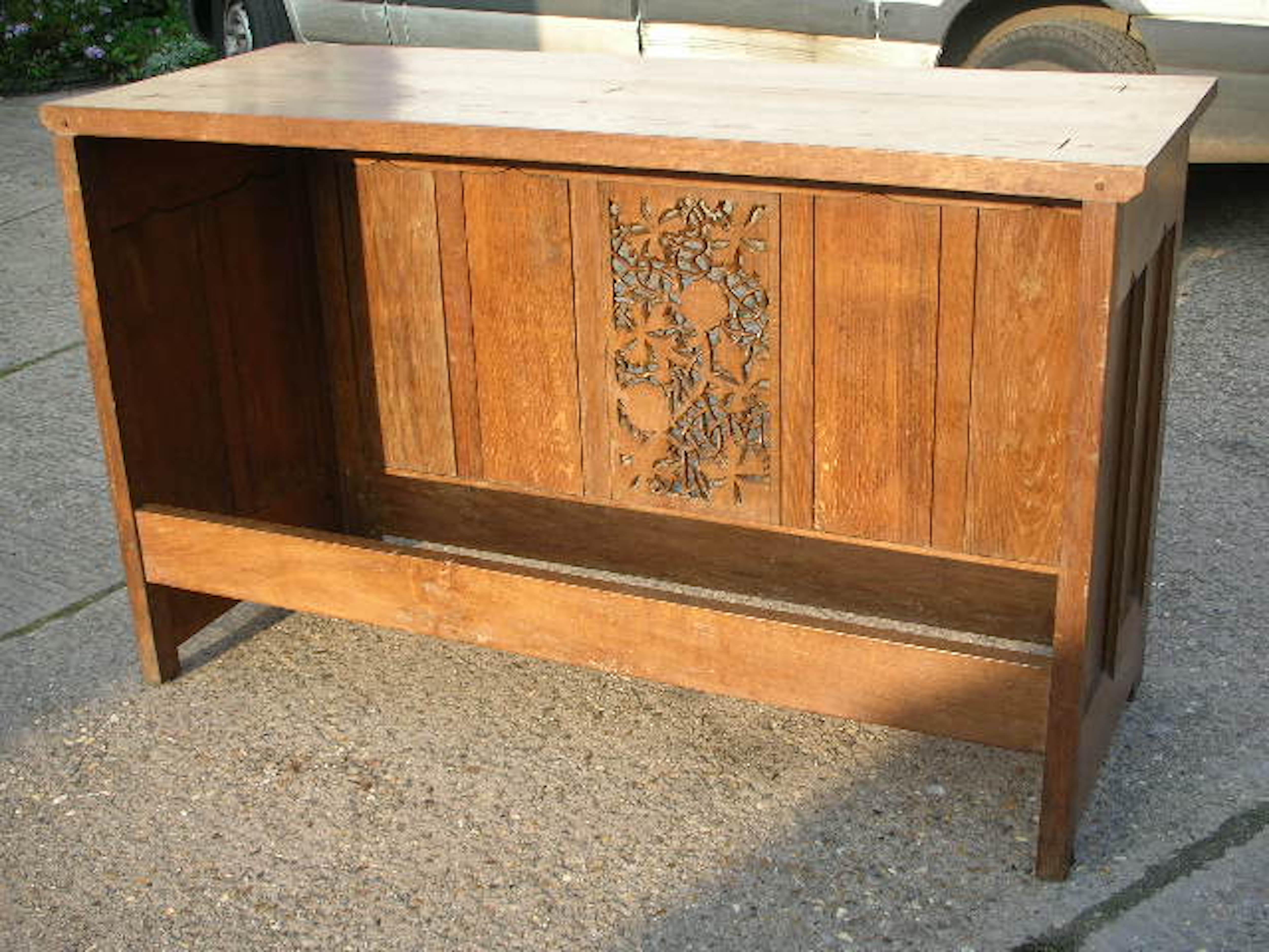 Arts & Crafts Oak Server Alta Table with a Finely Carved Centre Panel of Vines For Sale 4
