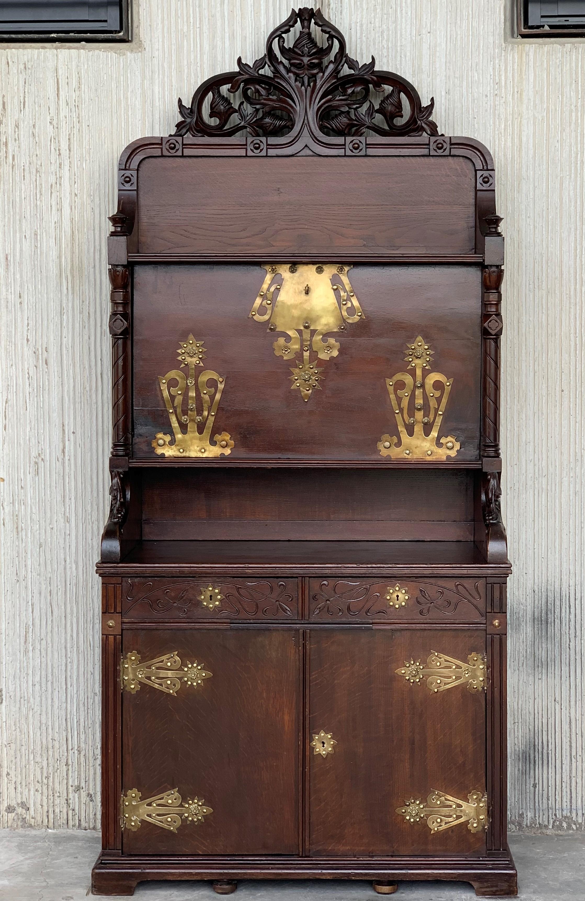 Arts & Crafts oak sideboard with dry bar top and cupboard in oak, bronze and brass
Impressive buffet or sideboard, cabinet with beautiful hardware in brass and bronze.
Very sturdy and heavy, this buffet it’s very functional and elegant.
It has a