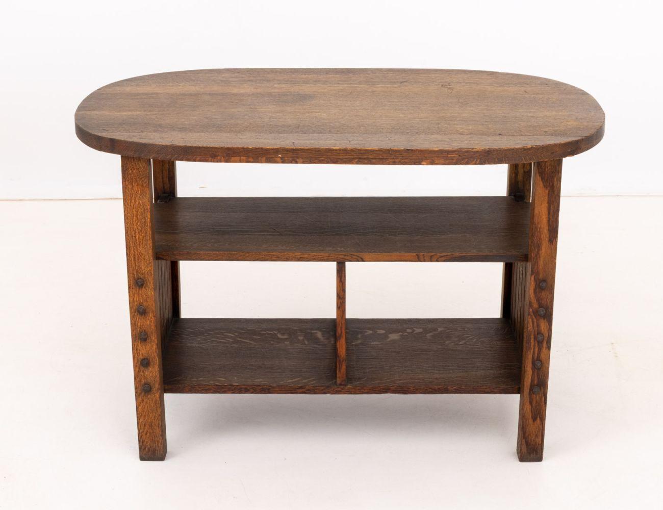 Arts and Crafts Table d'appoint ovale à deux niveaux en Oak Arts & Crafts en vente