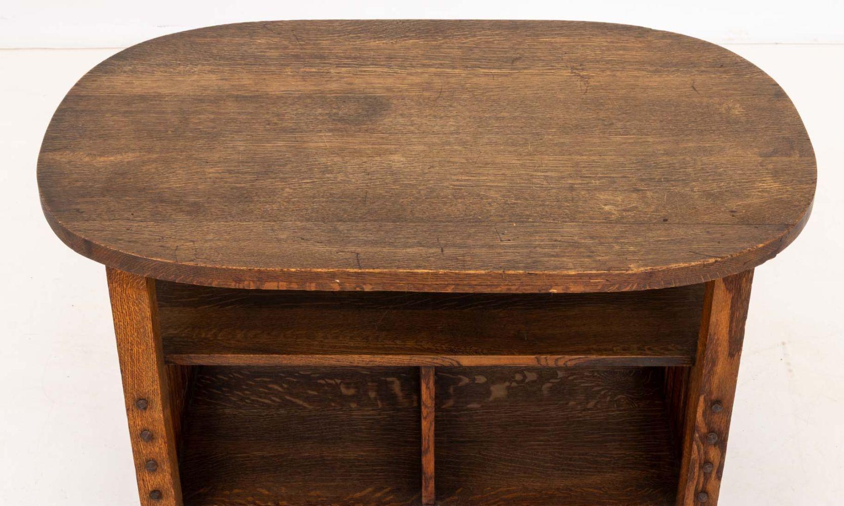 Américain Table d'appoint ovale à deux niveaux en Oak Arts & Crafts en vente