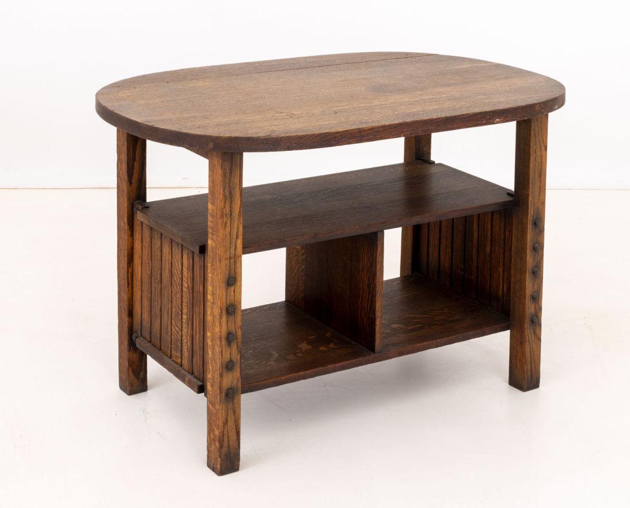 Chêne Table d'appoint ovale à deux niveaux en Oak Arts & Crafts en vente