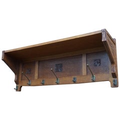 Arts & Crafts Wandgarderobe aus Eiche mit handgeschnitzten stilisierten Blumen & Messinghaken