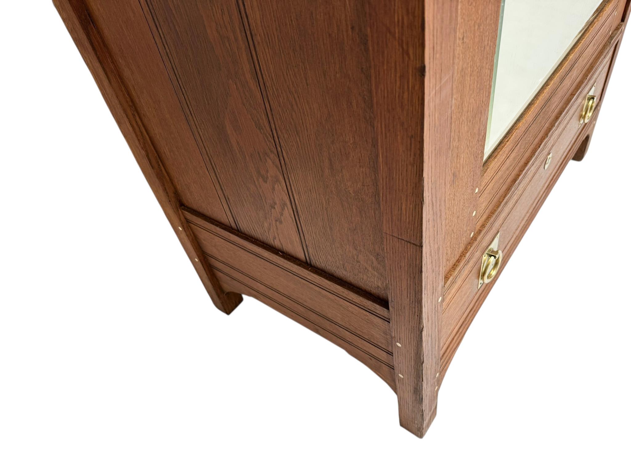 Arts and Crafts Eintüriger Schrank oder Kleiderschrank Onder den Sint Maarten-Stil, 1900er Jahre im Angebot 4
