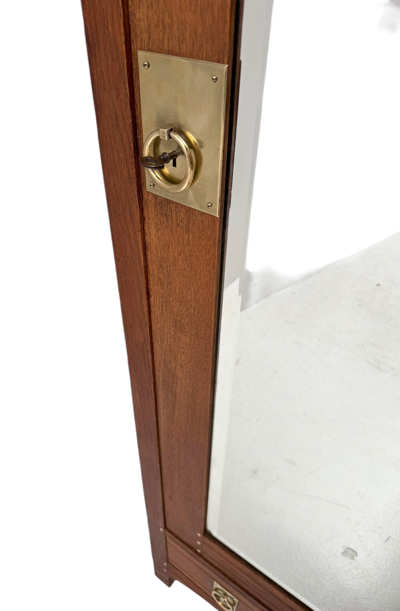 Arts and Crafts Eintüriger Schrank oder Kleiderschrank Onder den Sint Maarten-Stil, 1900er Jahre im Angebot 5