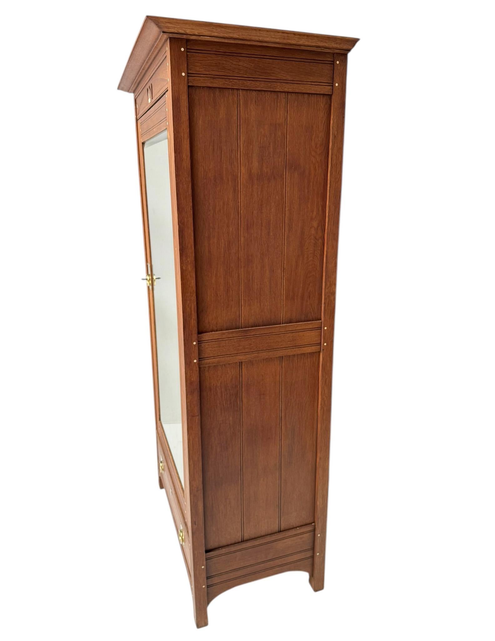 Arts and Crafts Eintüriger Schrank oder Kleiderschrank Onder den Sint Maarten-Stil, 1900er Jahre im Angebot 6