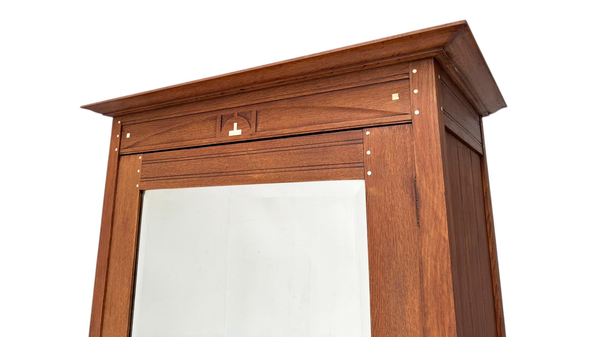 Arts and Crafts Eintüriger Schrank oder Kleiderschrank Onder den Sint Maarten-Stil, 1900er Jahre im Angebot 7