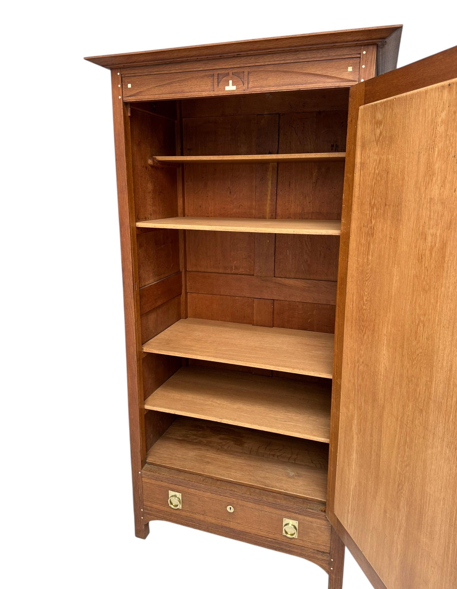 Prächtiger und seltener eintüriger Kleiderschrank im Arts & Crafts-Stil.
Design nach dem Vorbild von Onder den Sint Maarten.
Auffälliges niederländisches Design aus den 1900er Jahren.
Massiver Eichensockel mit originalen Messinggriffen an Tür und