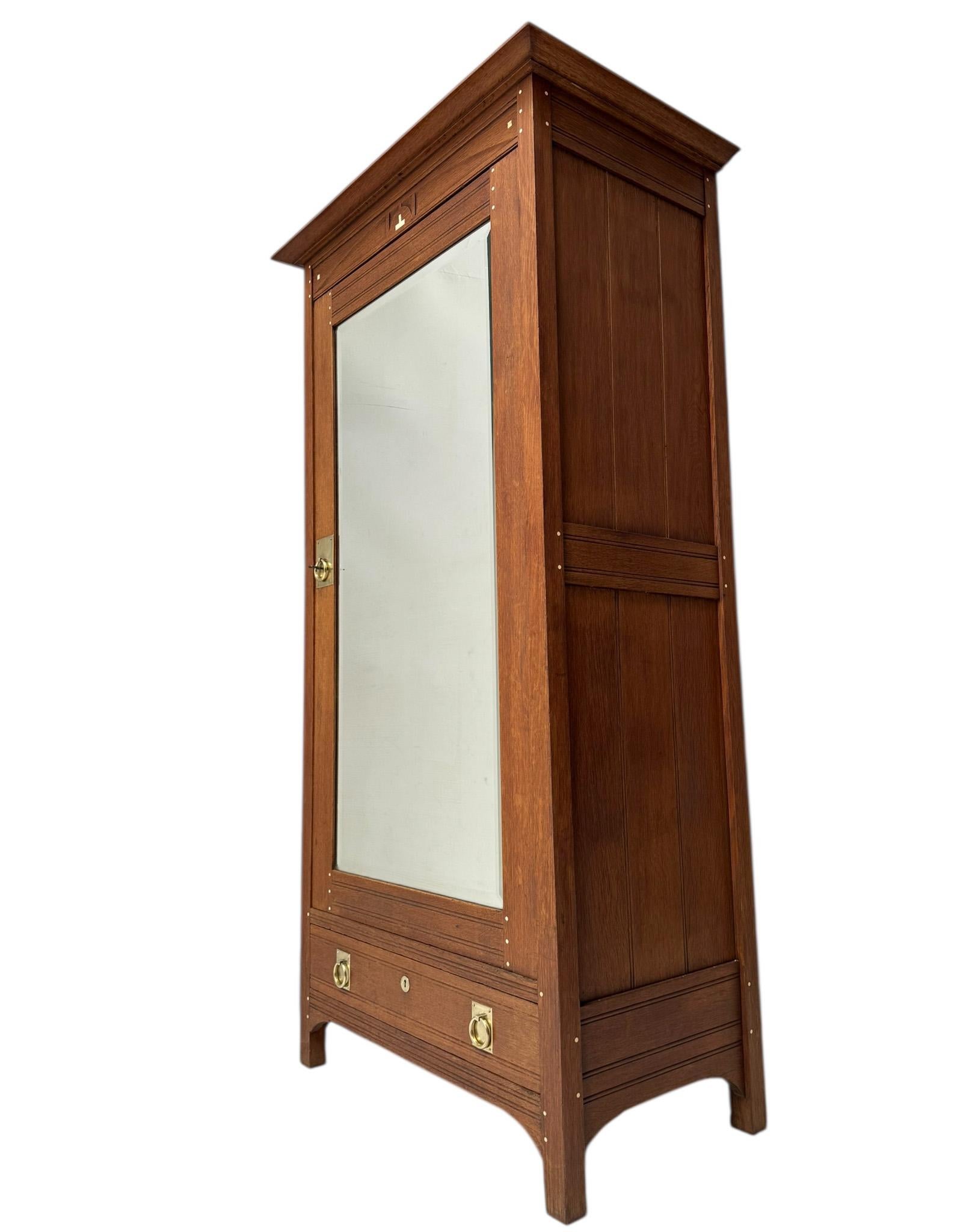 Arts and Crafts Eintüriger Schrank oder Kleiderschrank Onder den Sint Maarten-Stil, 1900er Jahre (Niederländisch) im Angebot