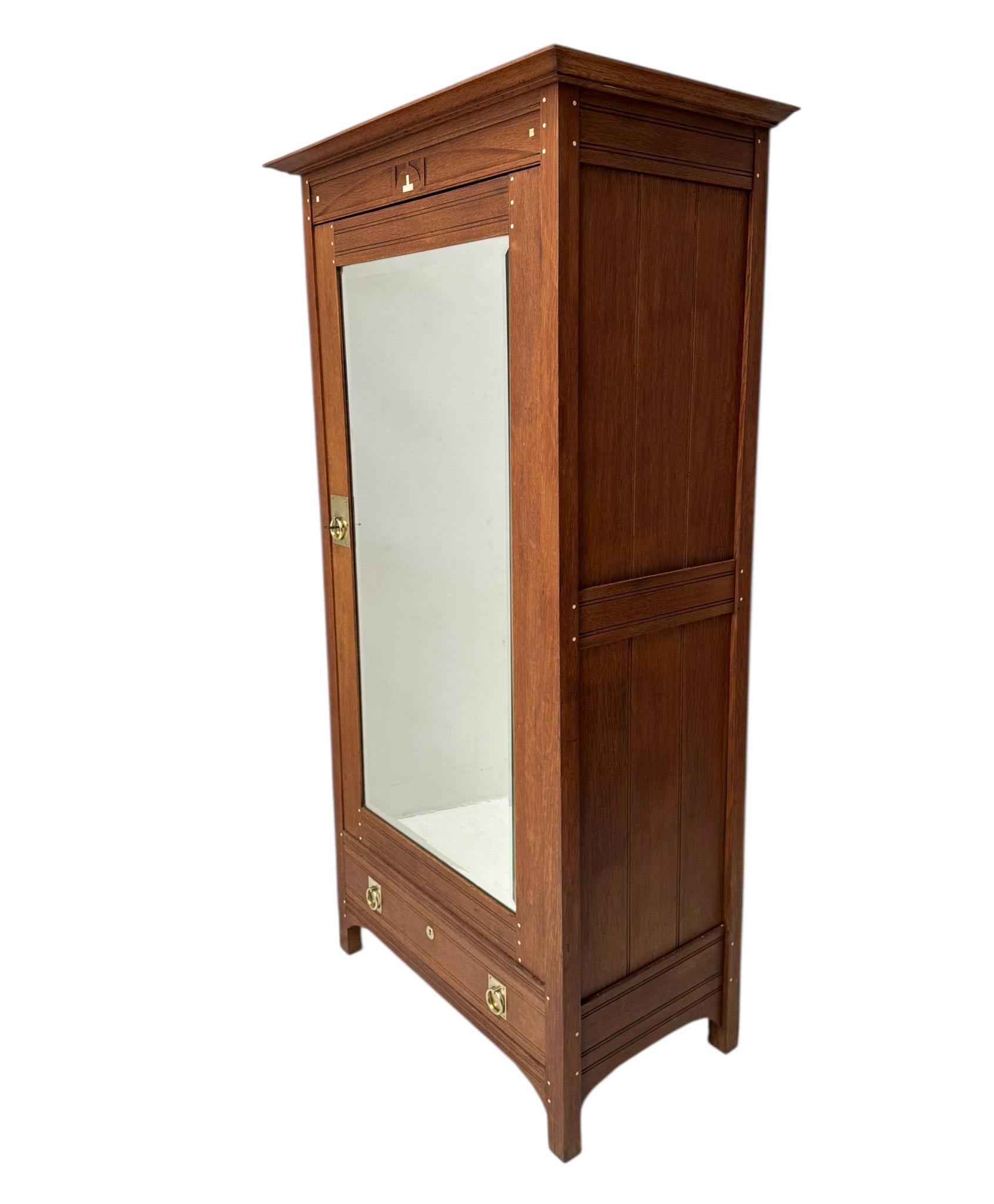 Arts and Crafts Eintüriger Schrank oder Kleiderschrank Onder den Sint Maarten-Stil, 1900er Jahre im Zustand „Gut“ im Angebot in Amsterdam, NL