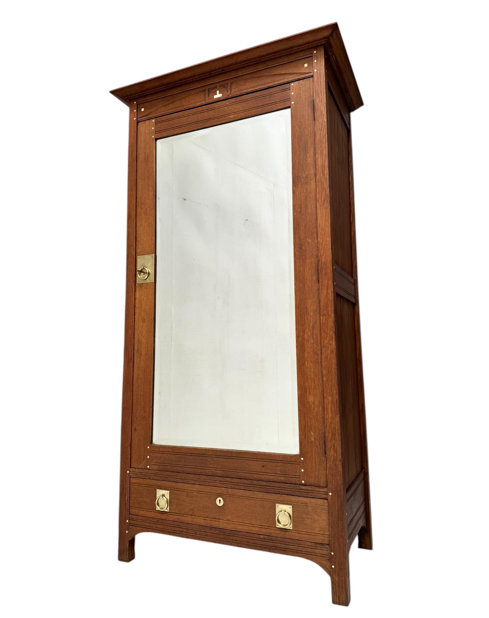 Arts and Crafts Eintüriger Schrank oder Kleiderschrank Onder den Sint Maarten-Stil, 1900er Jahre (Frühes 20. Jahrhundert) im Angebot