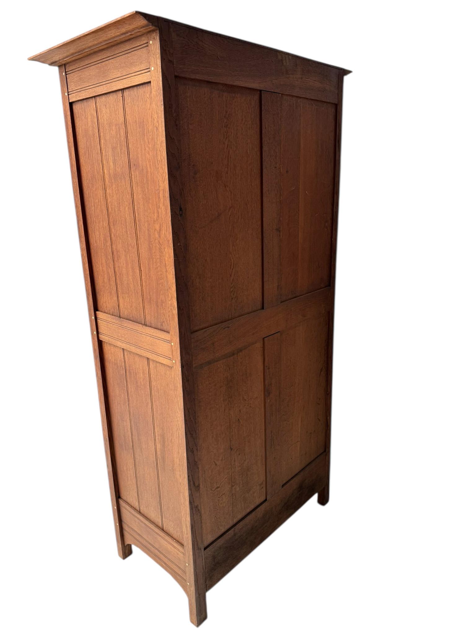 Arts and Crafts Eintüriger Schrank oder Kleiderschrank Onder den Sint Maarten-Stil, 1900er Jahre (Messing) im Angebot